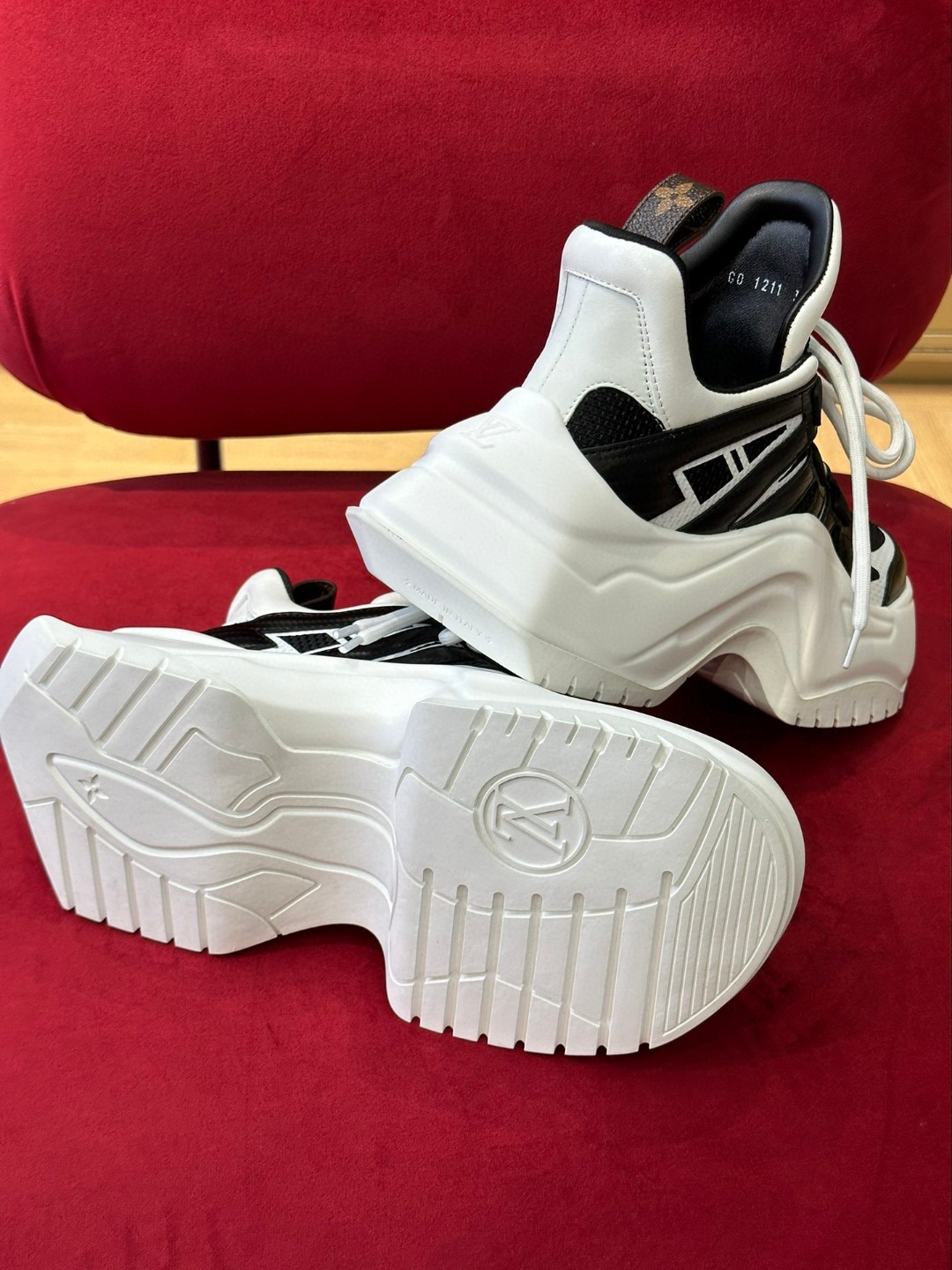 L0vis Vvtt0n LV Archlight Sneaker Black For Women