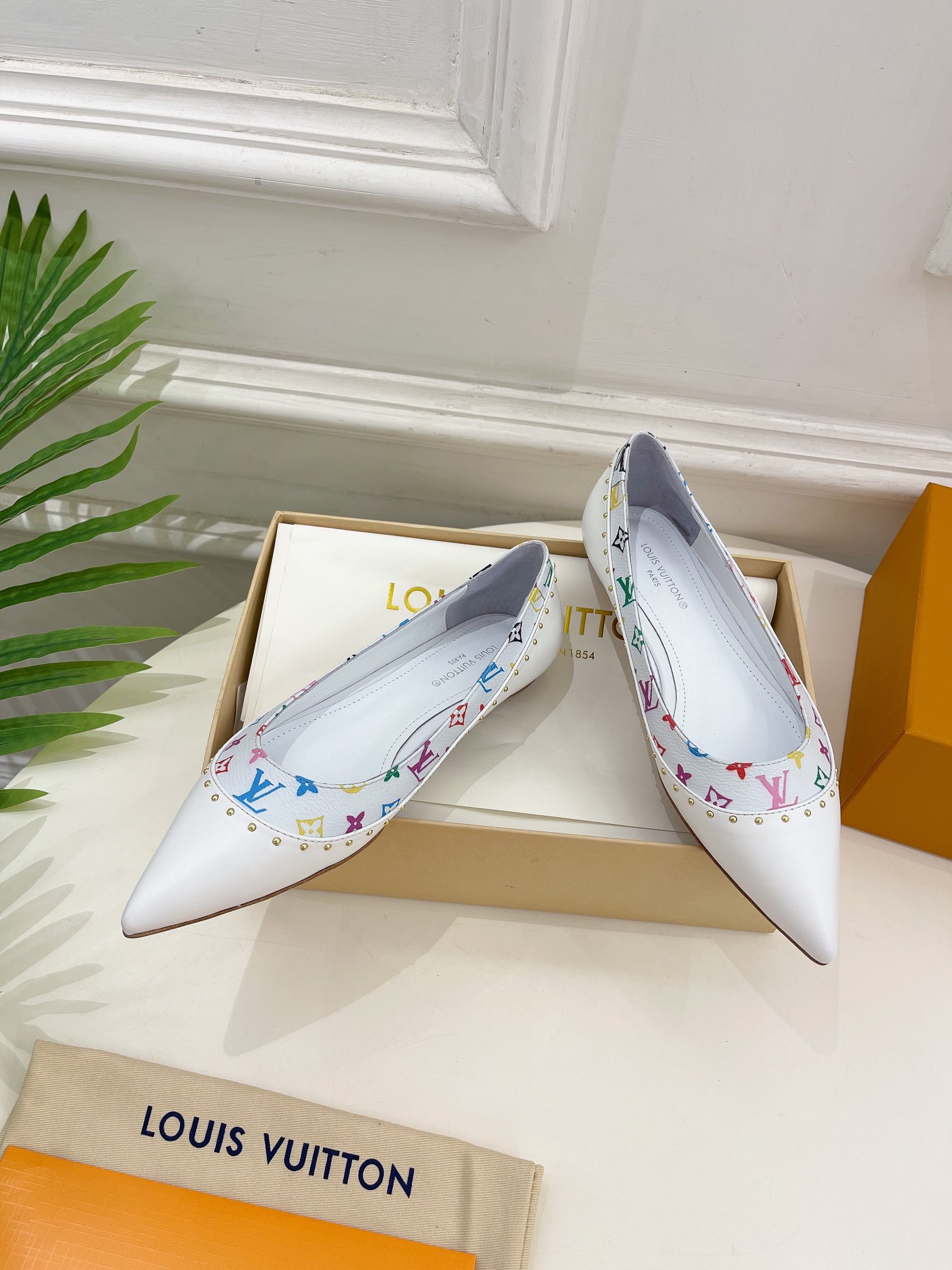 L0vis Vvtt0n Signature Flat Ballerina White For Women