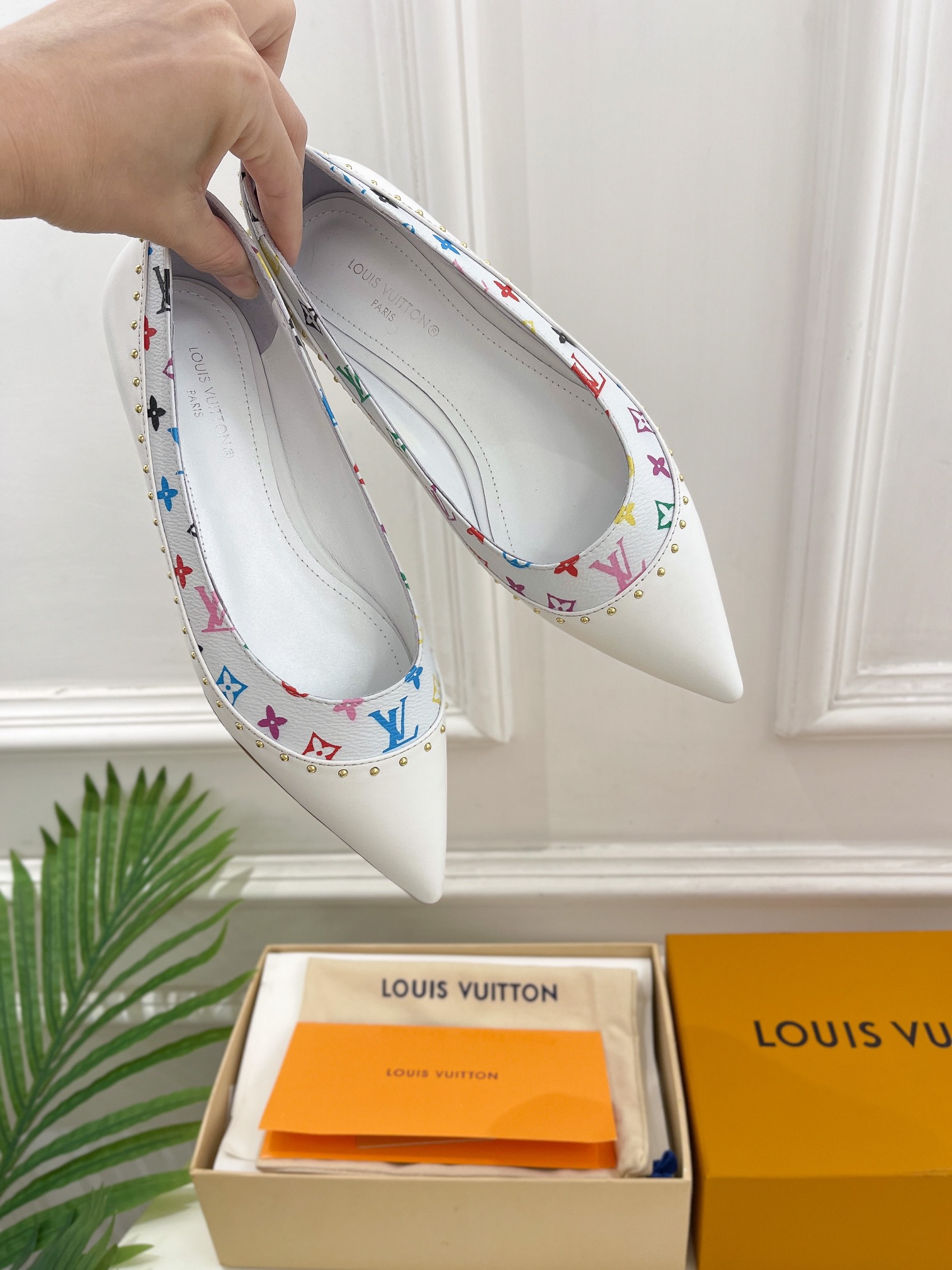 L0vis Vvtt0n Signature Flat Ballerina White For Women
