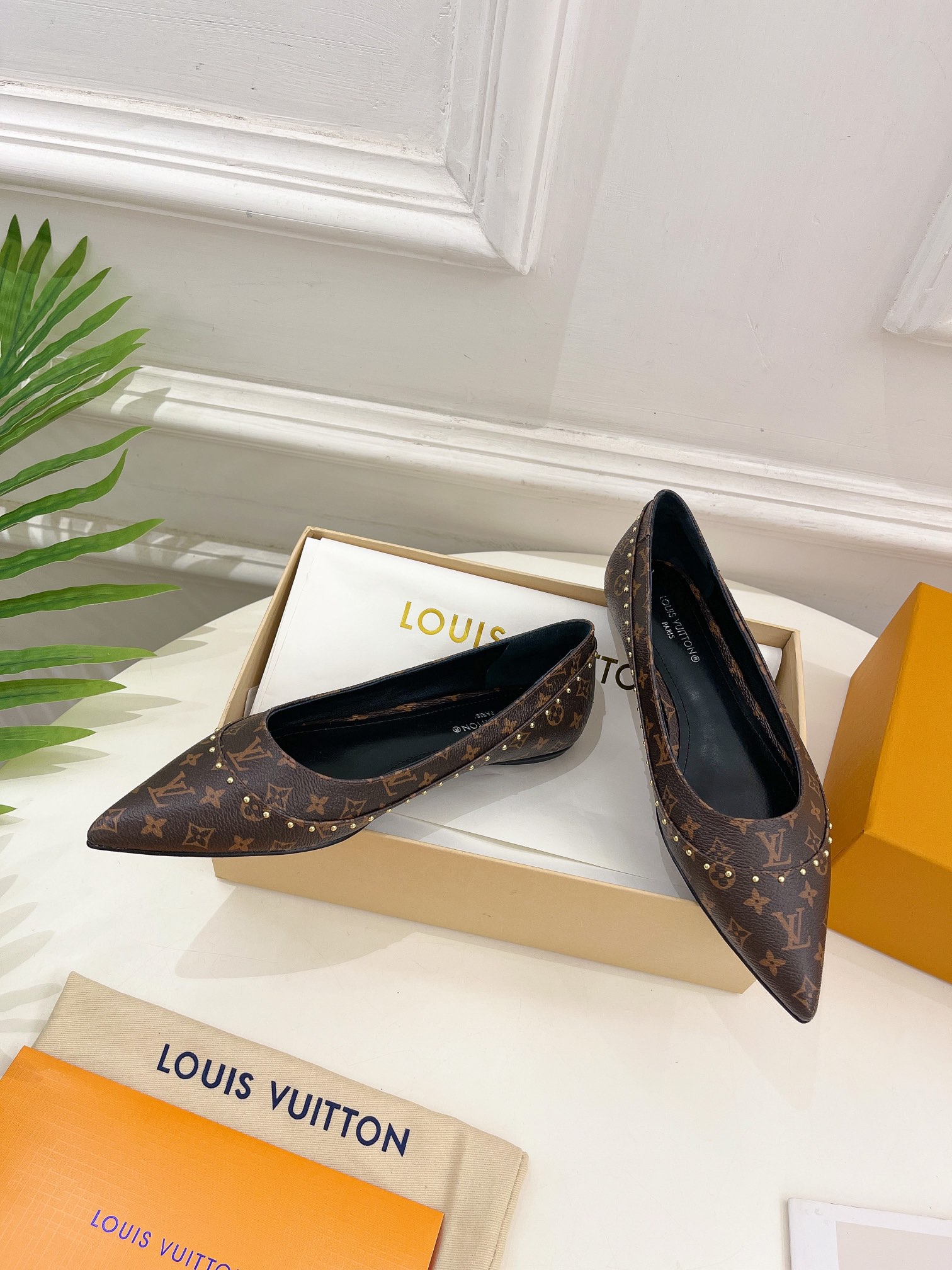 L0vis Vvtt0n Signature Flat Ballerina Brown For Women