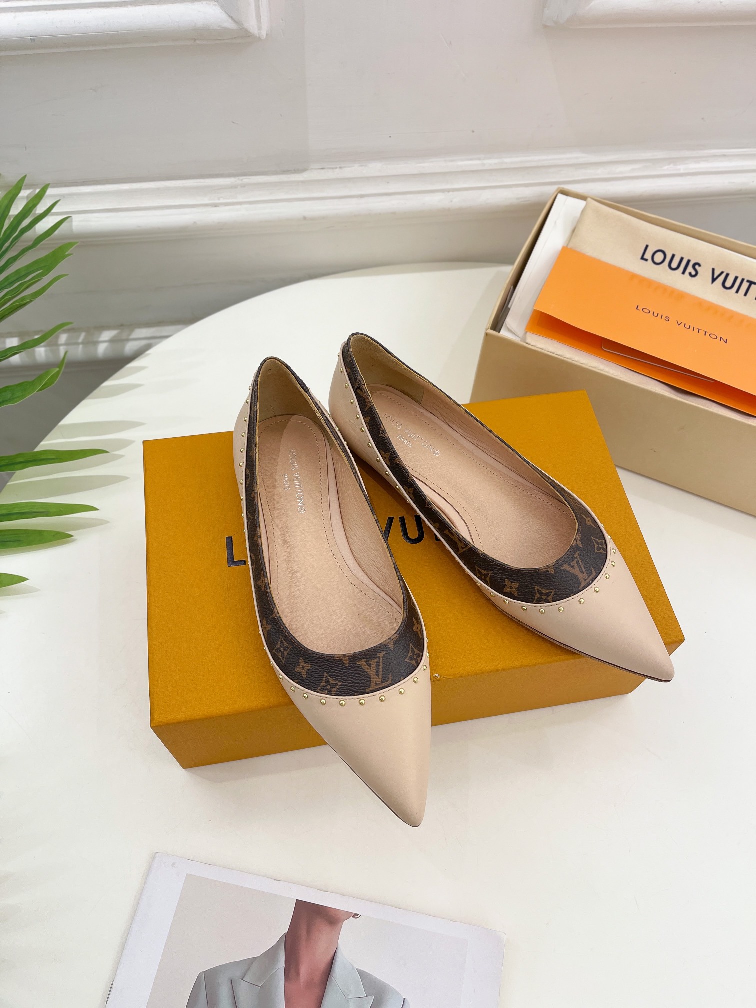L0vis Vvtt0n Signature Flat Ballerina Beige For Women
