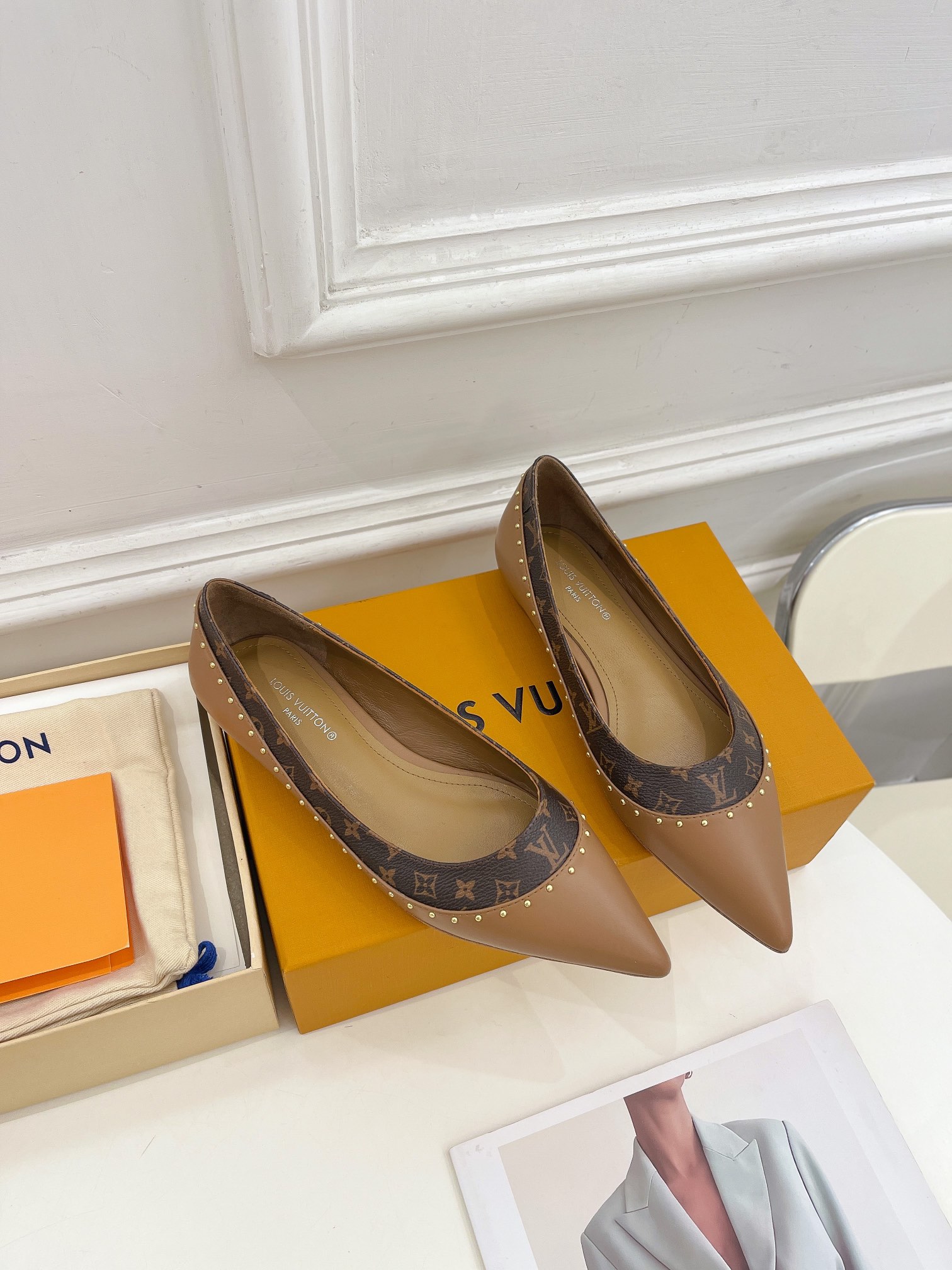 L0vis Vvtt0n Signature Flat Ballerina Brown For Women