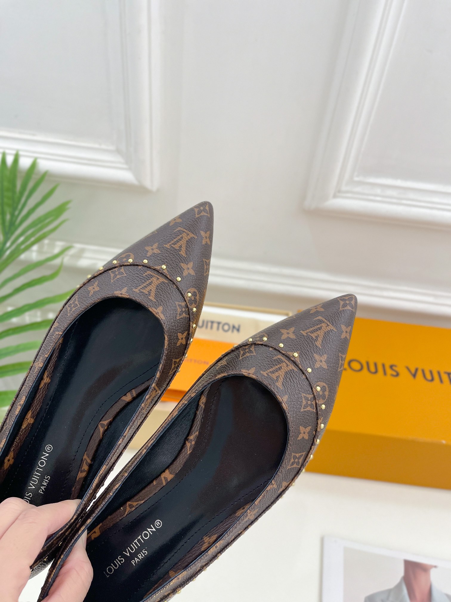 L0vis Vvtt0n Signature Flat Ballerina Brown For Women