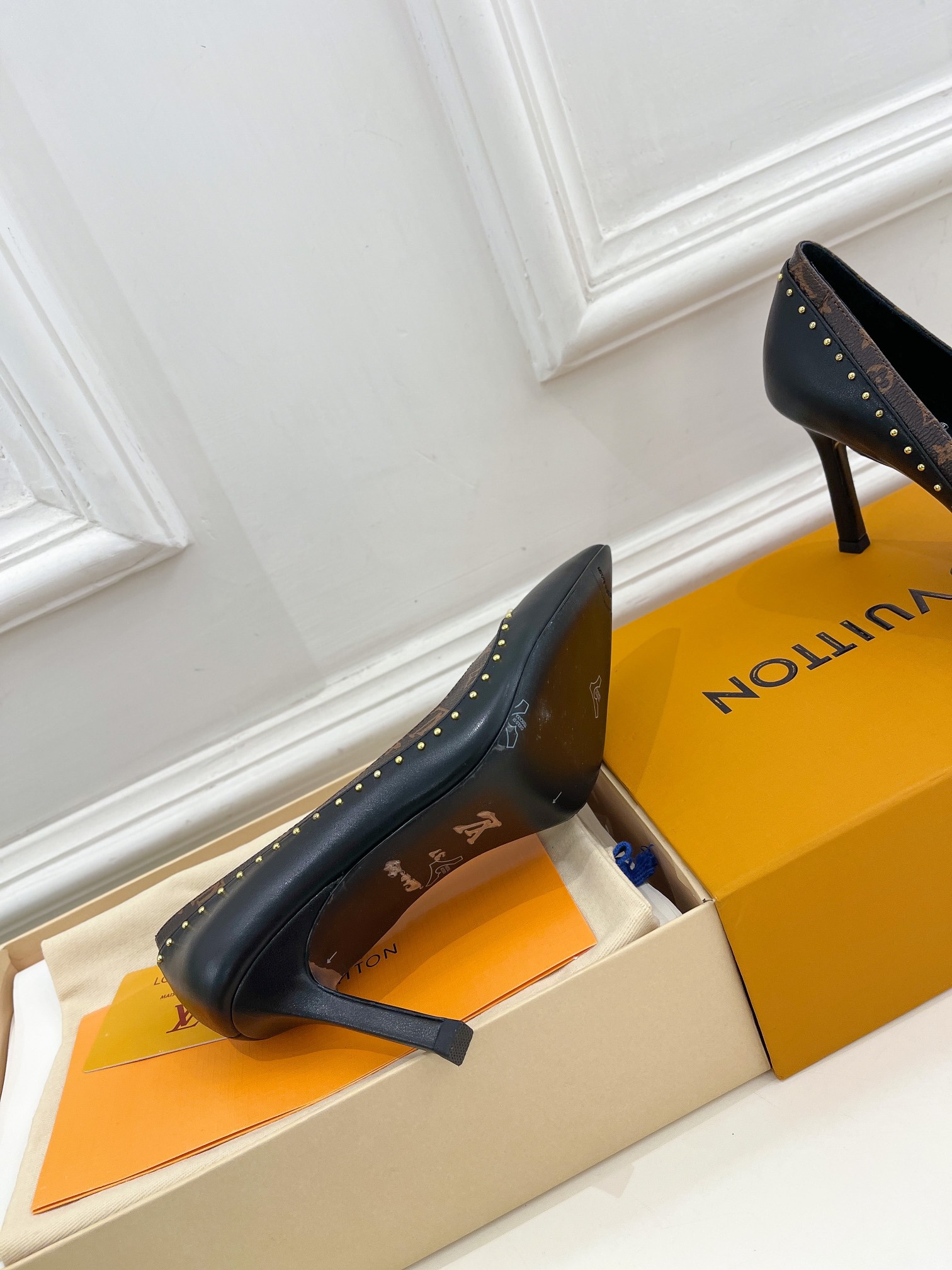 L0vis Vvtt0n Signature Pump Black For Women 9.5/3.7in 1AACFB