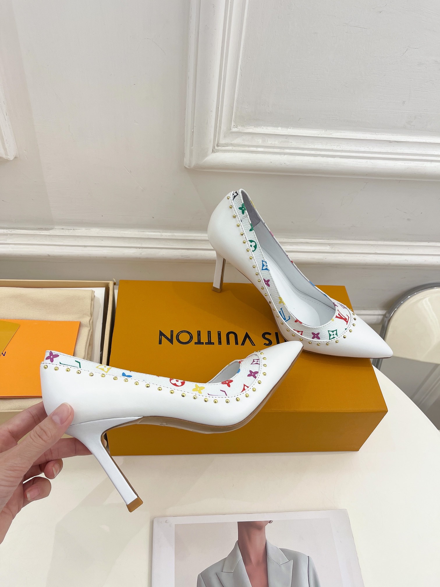 L0vis Vvtt0n Signature Pump White For Women 9.5/3.7in