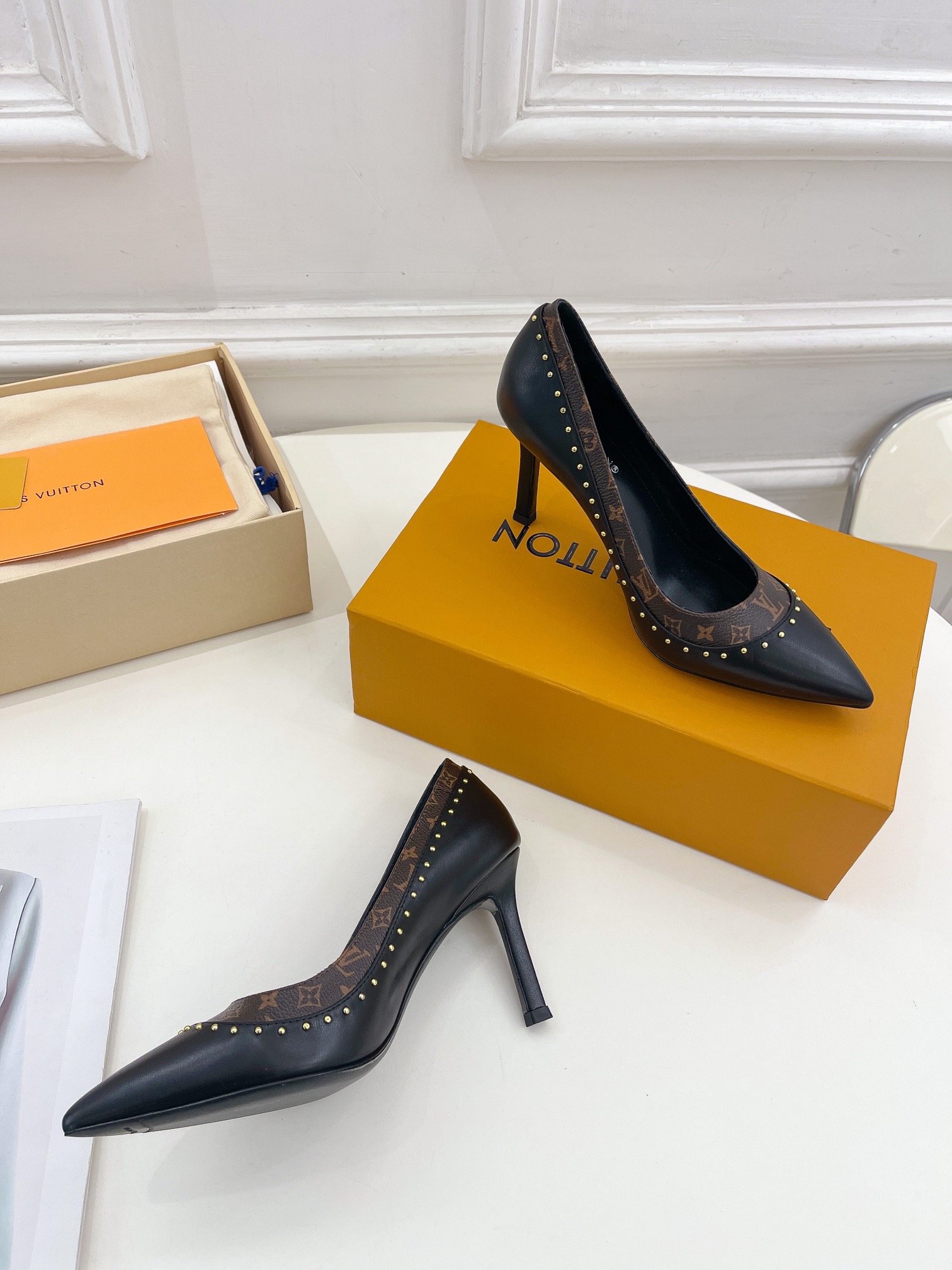 L0vis Vvtt0n Signature Pump Black For Women 9.5/3.7in 1AACFB