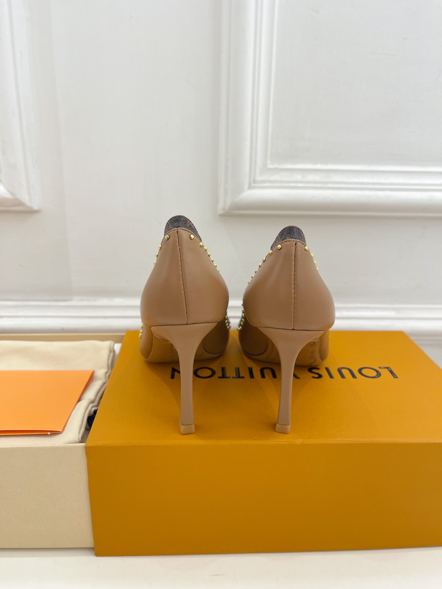 L0vis Vvtt0n Signature Pump Brown For Women 9.5/3.7in