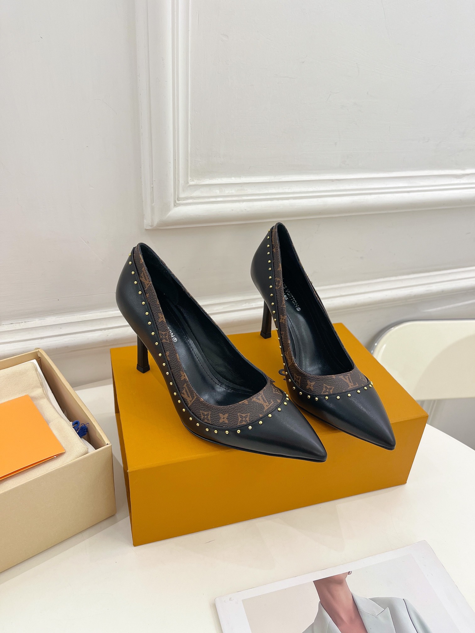 L0vis Vvtt0n Signature Pump Black For Women 9.5/3.7in 1AACFB