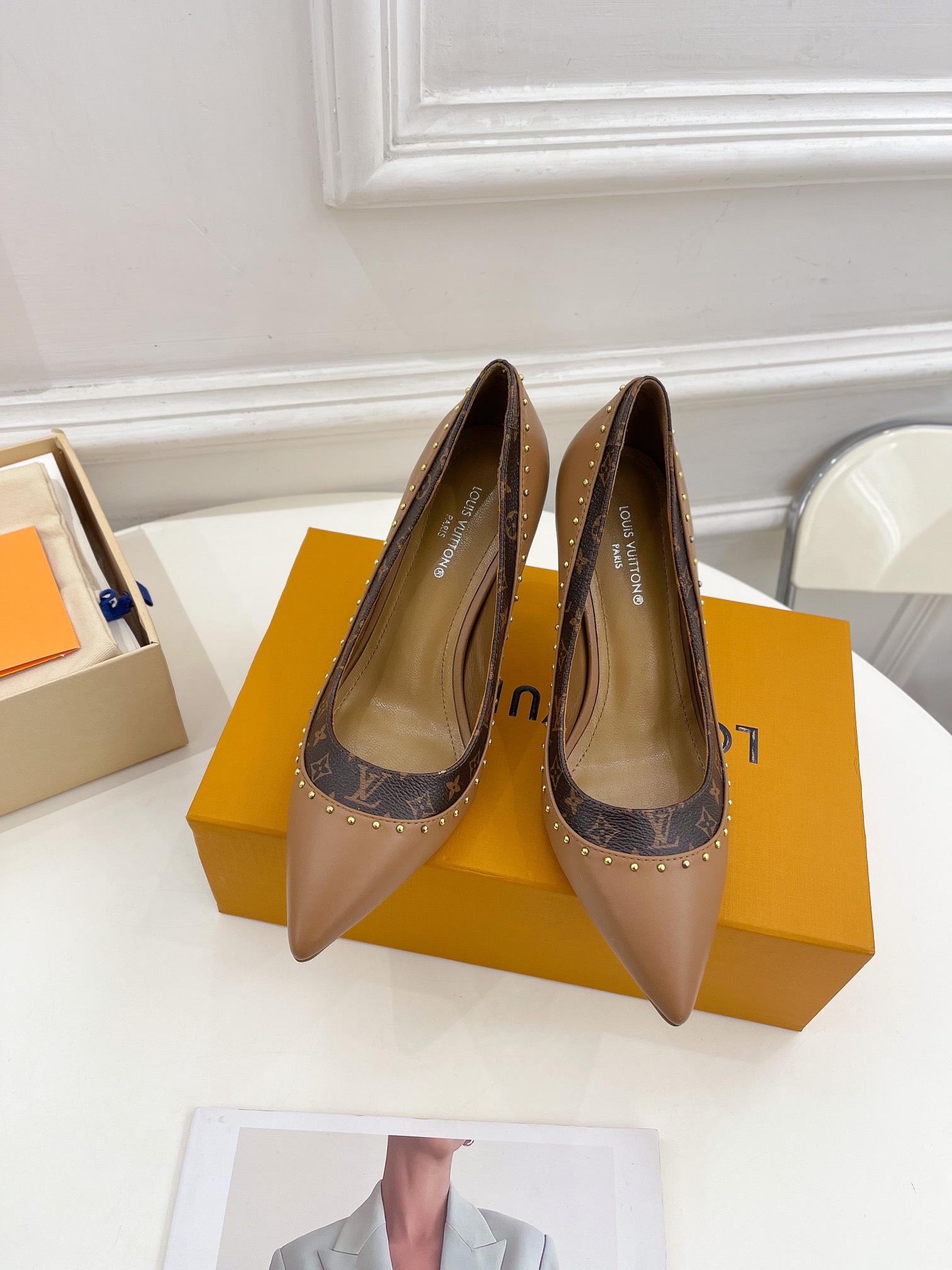 L0vis Vvtt0n Signature Pump Brown For Women 9.5/3.7in