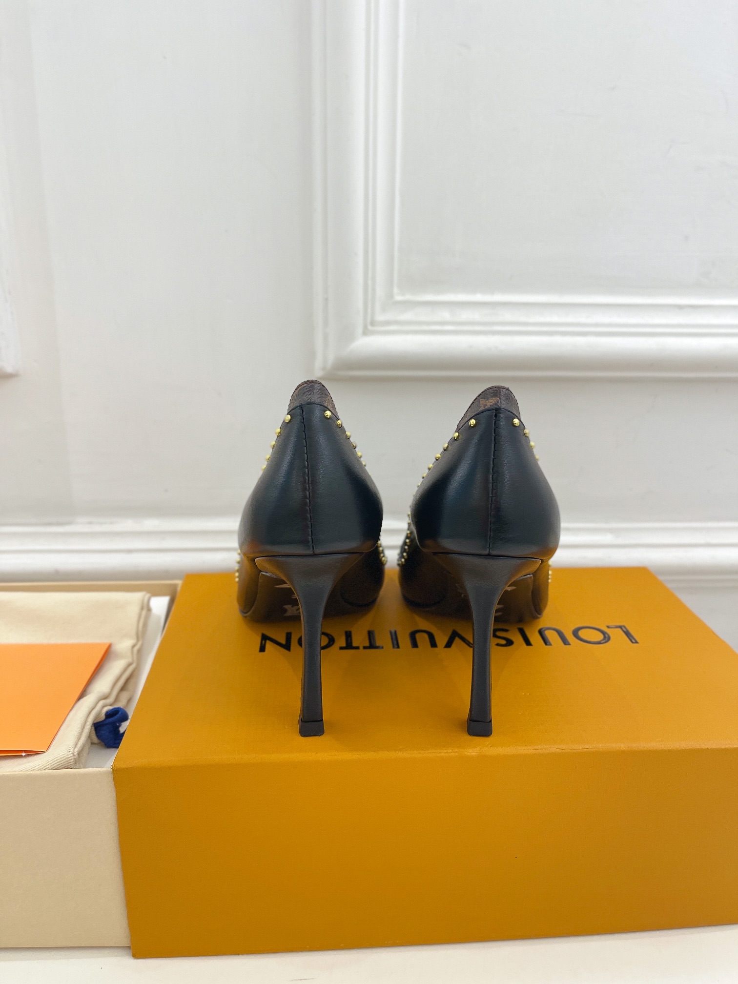 L0vis Vvtt0n Signature Pump Black For Women 9.5/3.7in 1AACFB