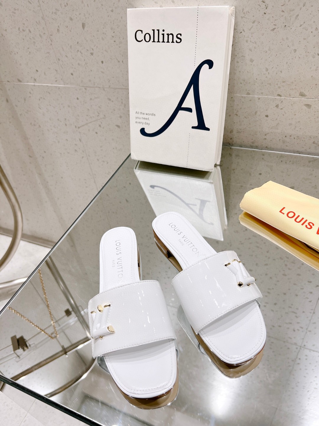 L0vis Vvtt0n Shake Flat Mule White For Women