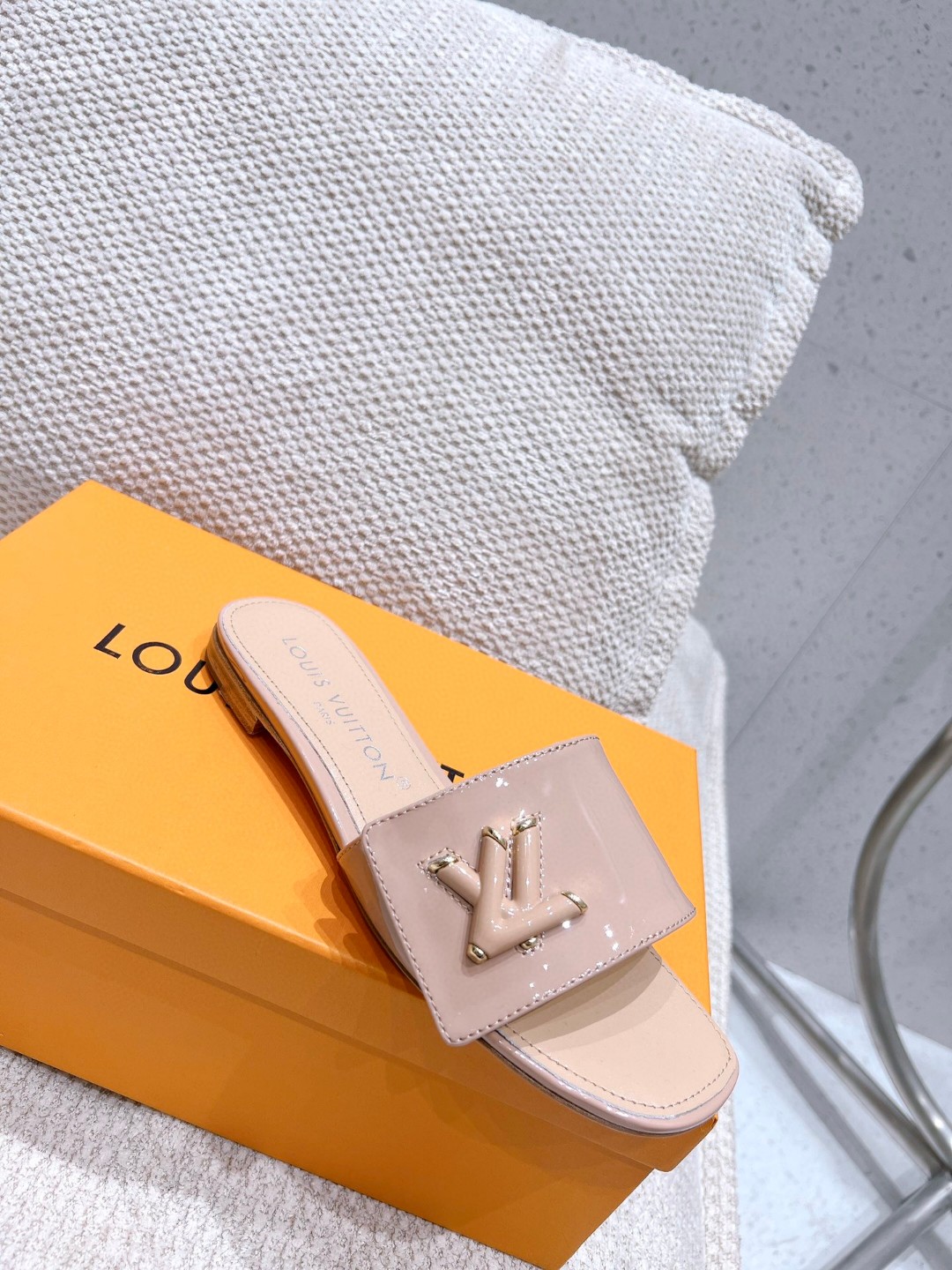 L0vis Vvtt0n Shake Flat Mule Beige For Women