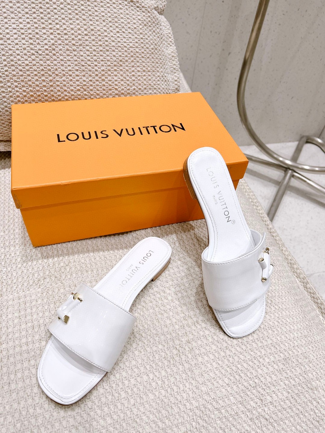 L0vis Vvtt0n Shake Flat Mule White For Women