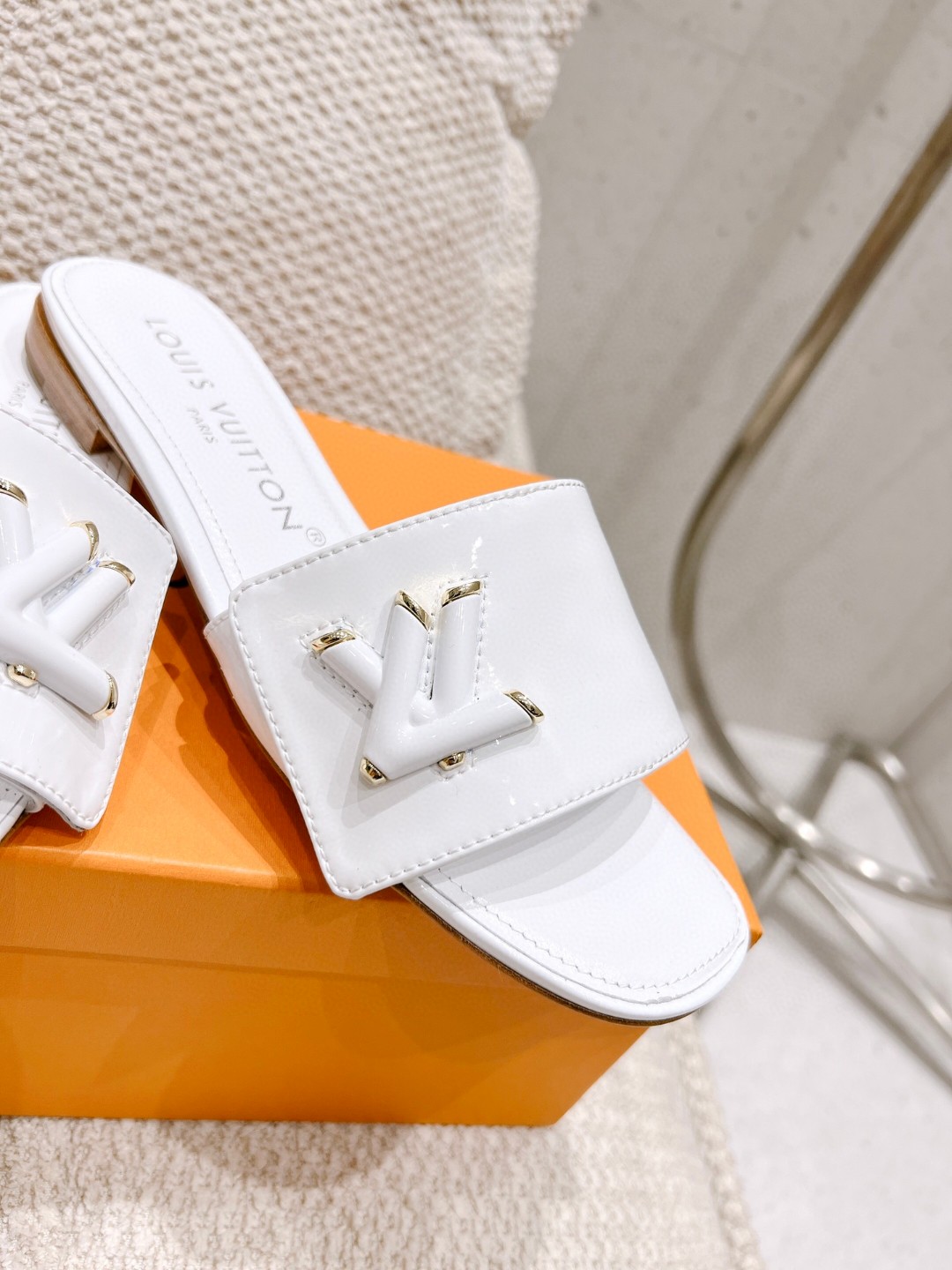 L0vis Vvtt0n Shake Flat Mule White For Women