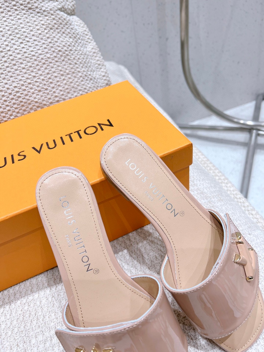 L0vis Vvtt0n Shake Flat Mule Beige For Women