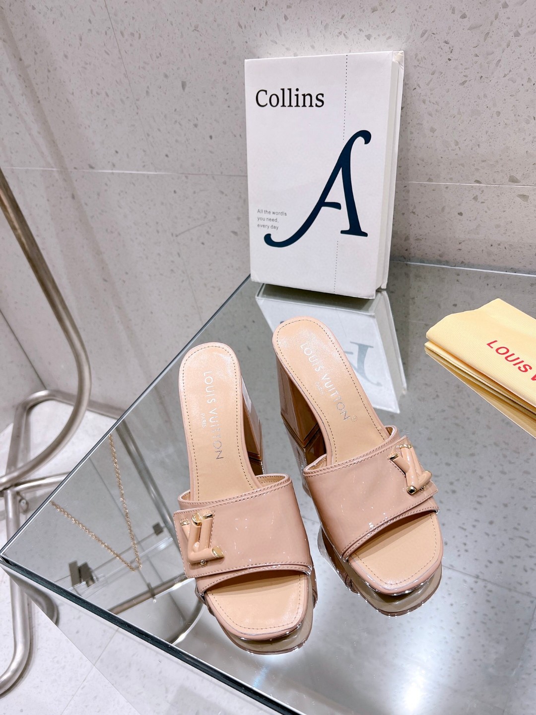 L0vis Vvtt0n Shake Mule Beige For Women