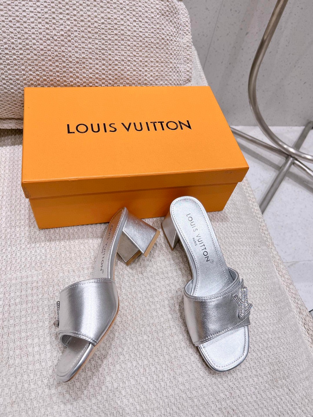L0vis Vvtt0n Shake Mule Silver For Women 1AB2P1