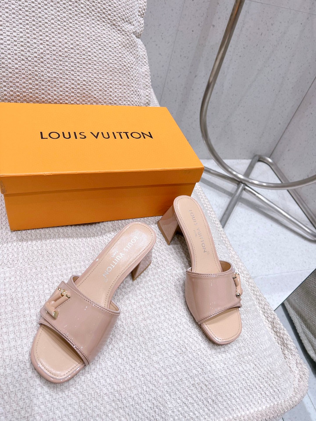 L0vis Vvtt0n Shake Mule Beige For Women