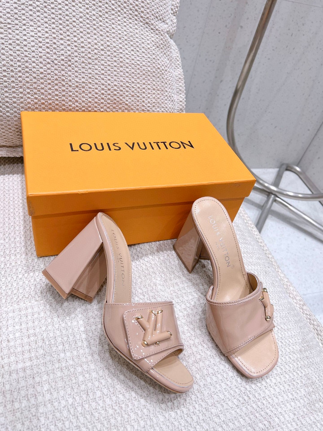 L0vis Vvtt0n Shake Mule Beige For Women