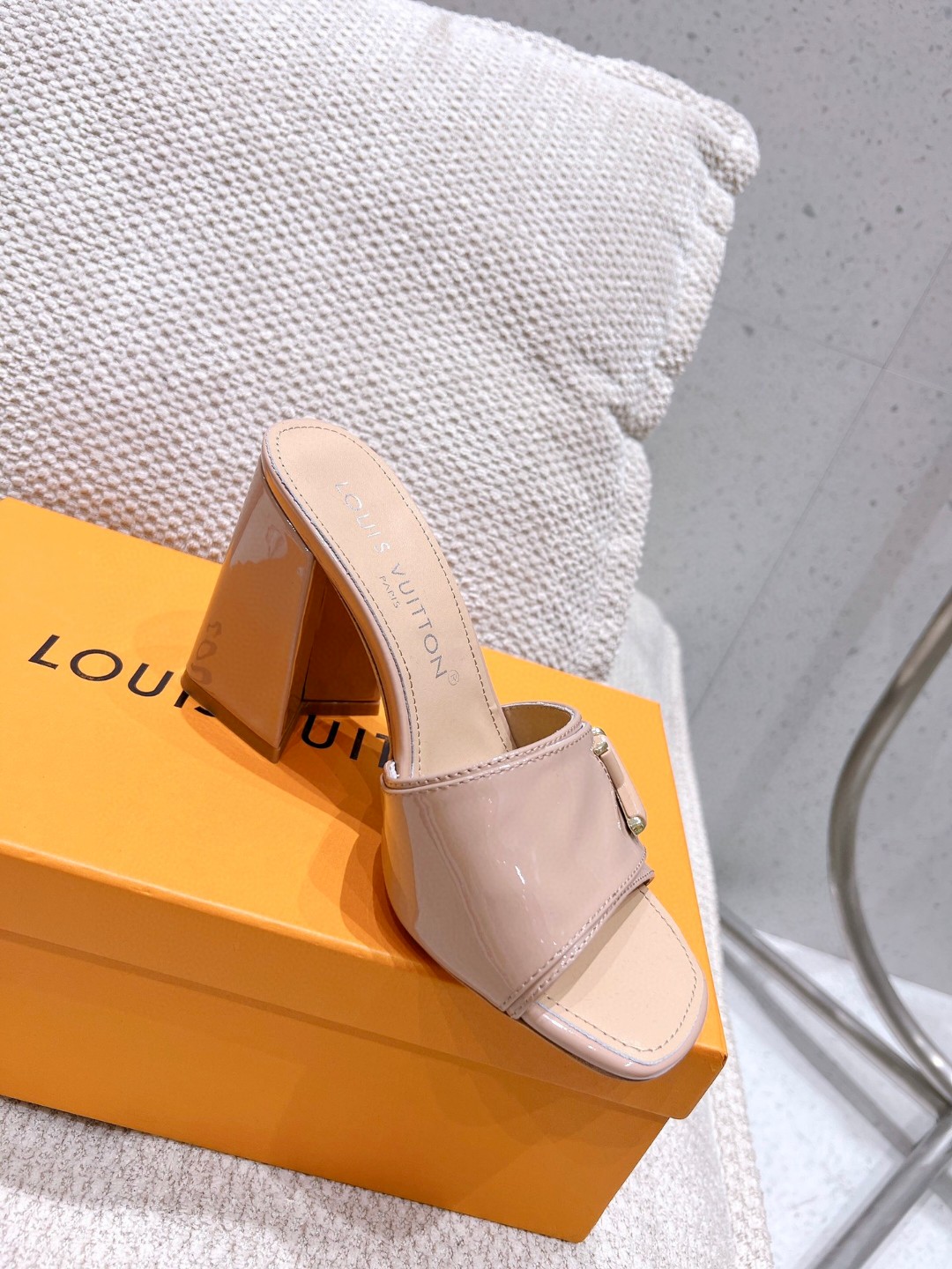 L0vis Vvtt0n Shake Mule Beige For Women