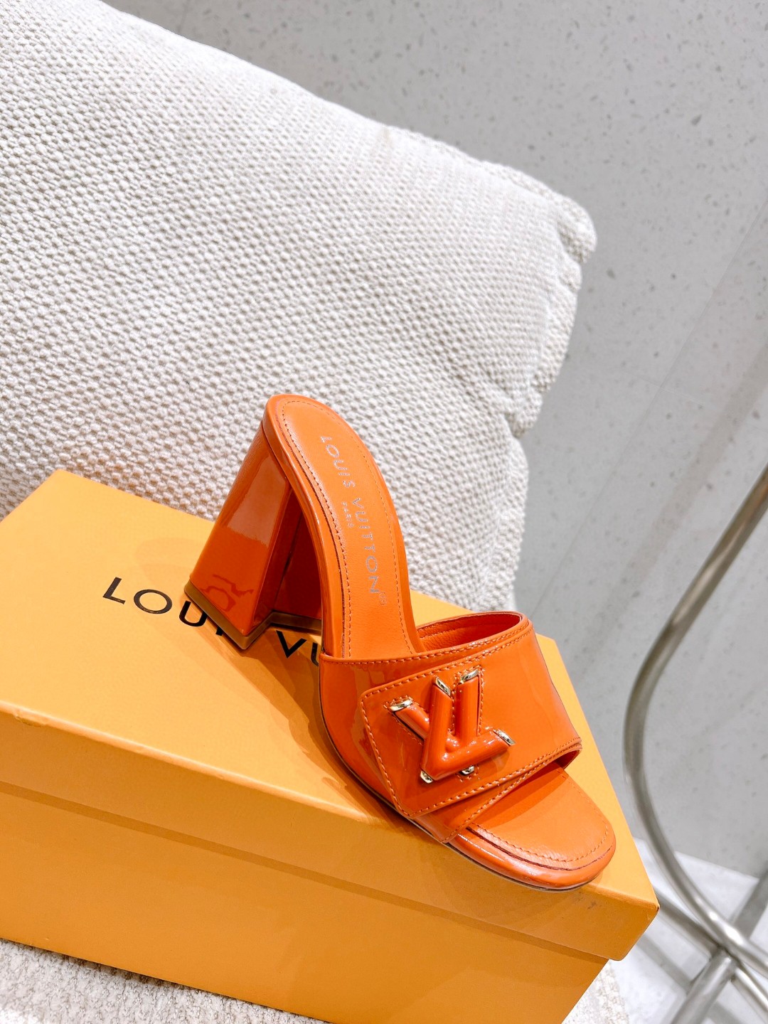 L0vis Vvtt0n Shake Mule Orange For Women