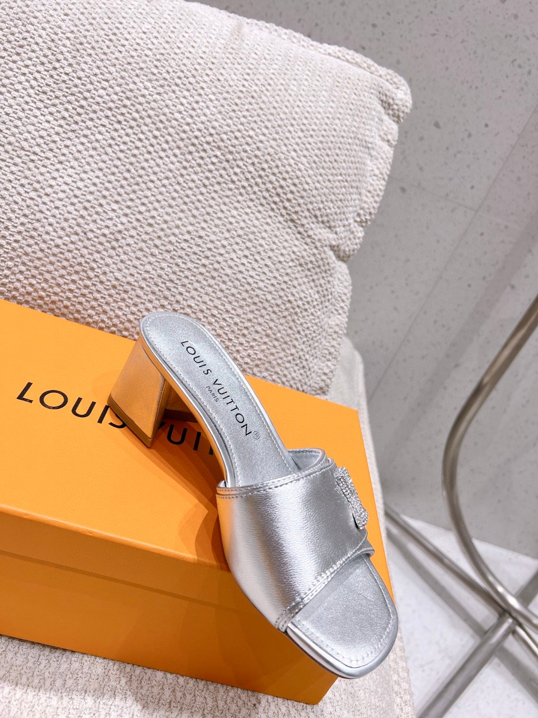 L0vis Vvtt0n Shake Mule Silver For Women 1AB2P1