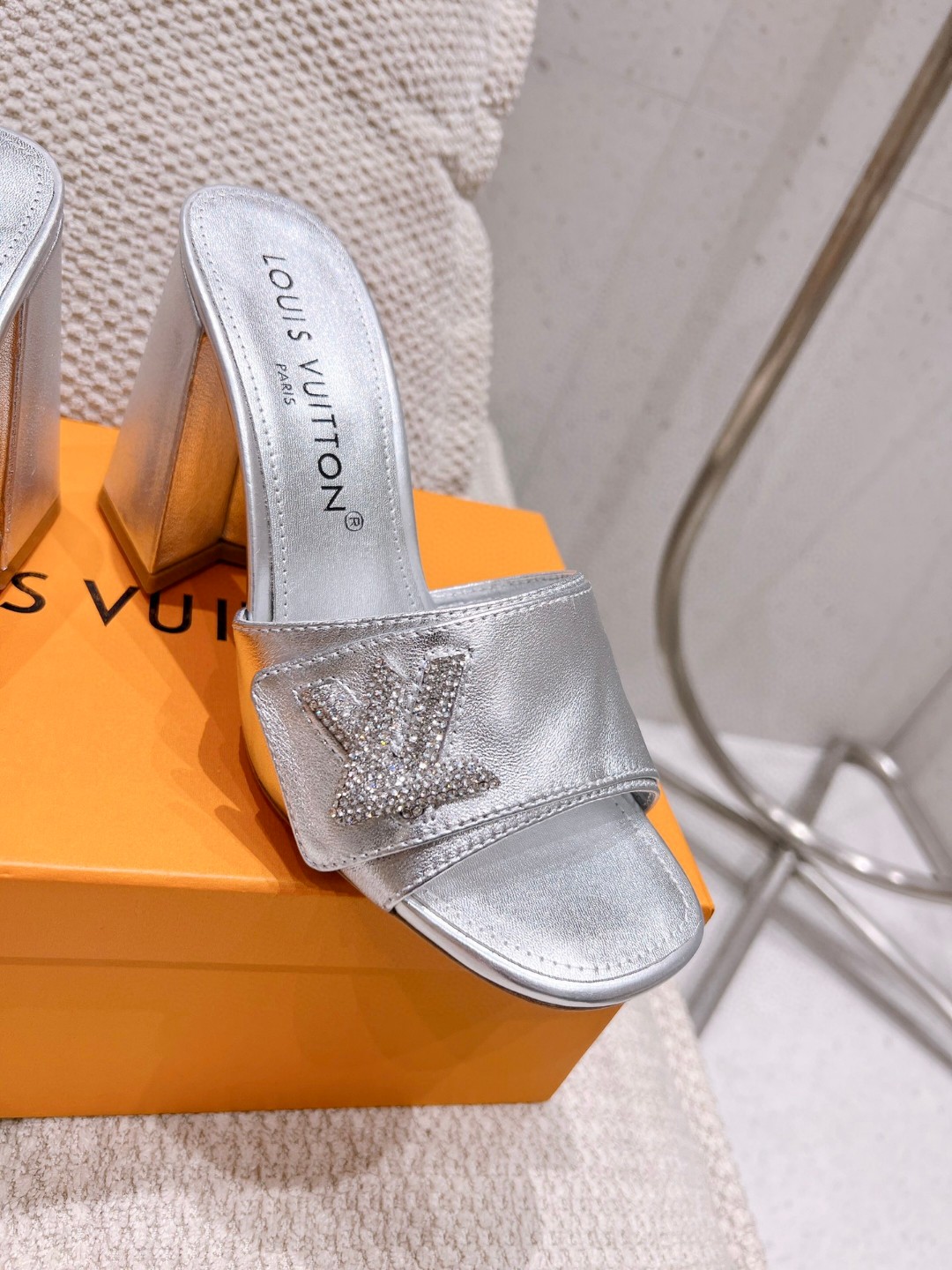 L0vis Vvtt0n Shake Mule Silver For Women 1AB1K9