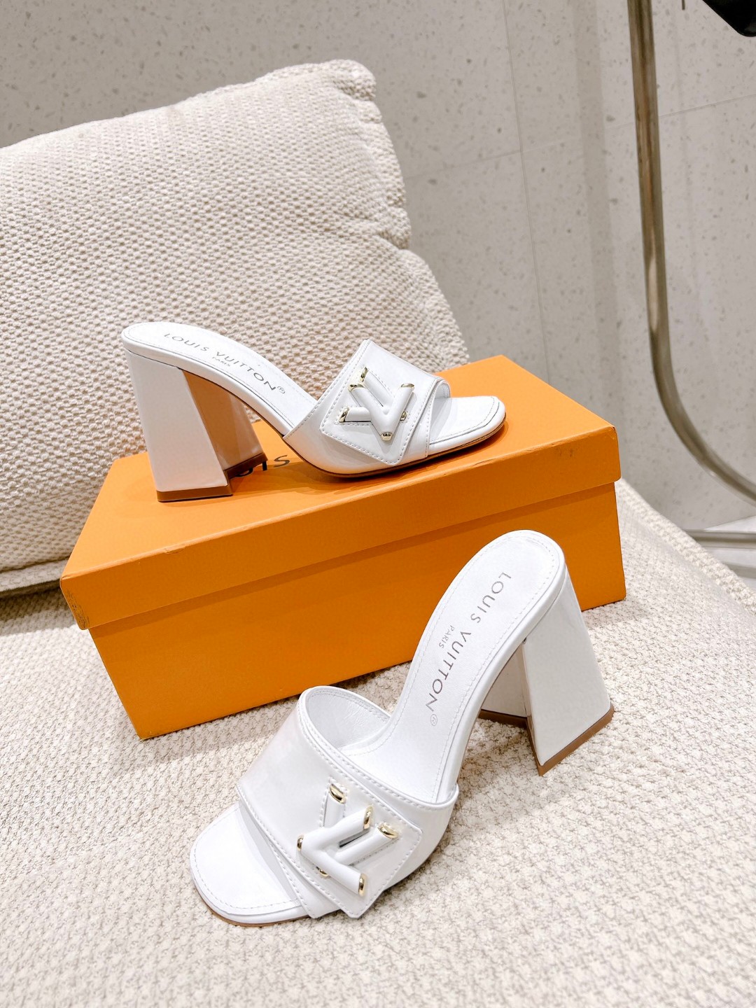 L0vis Vvtt0n Shake Mule White For Women