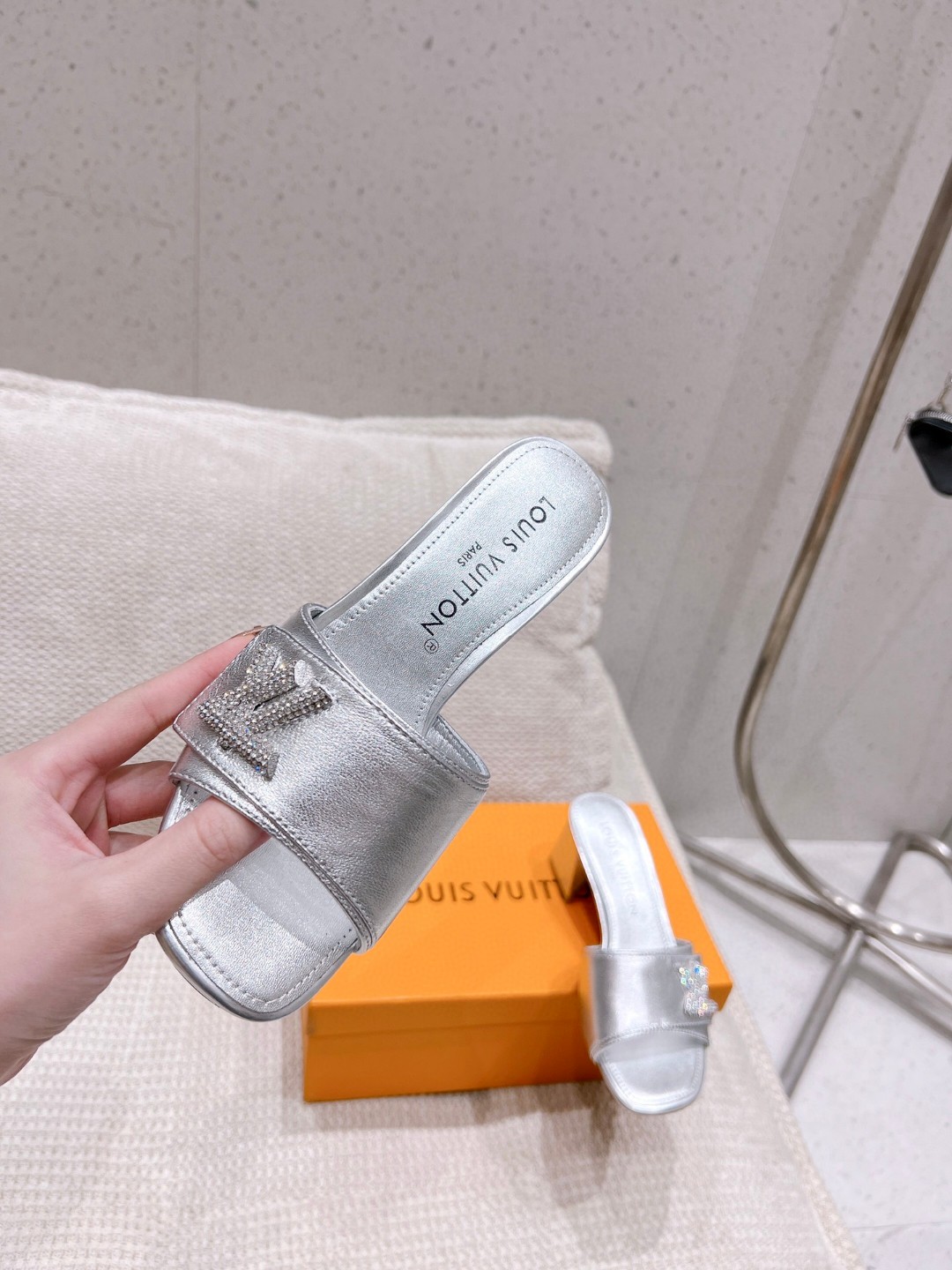 L0vis Vvtt0n Shake Mule Silver For Women 1AB2P1