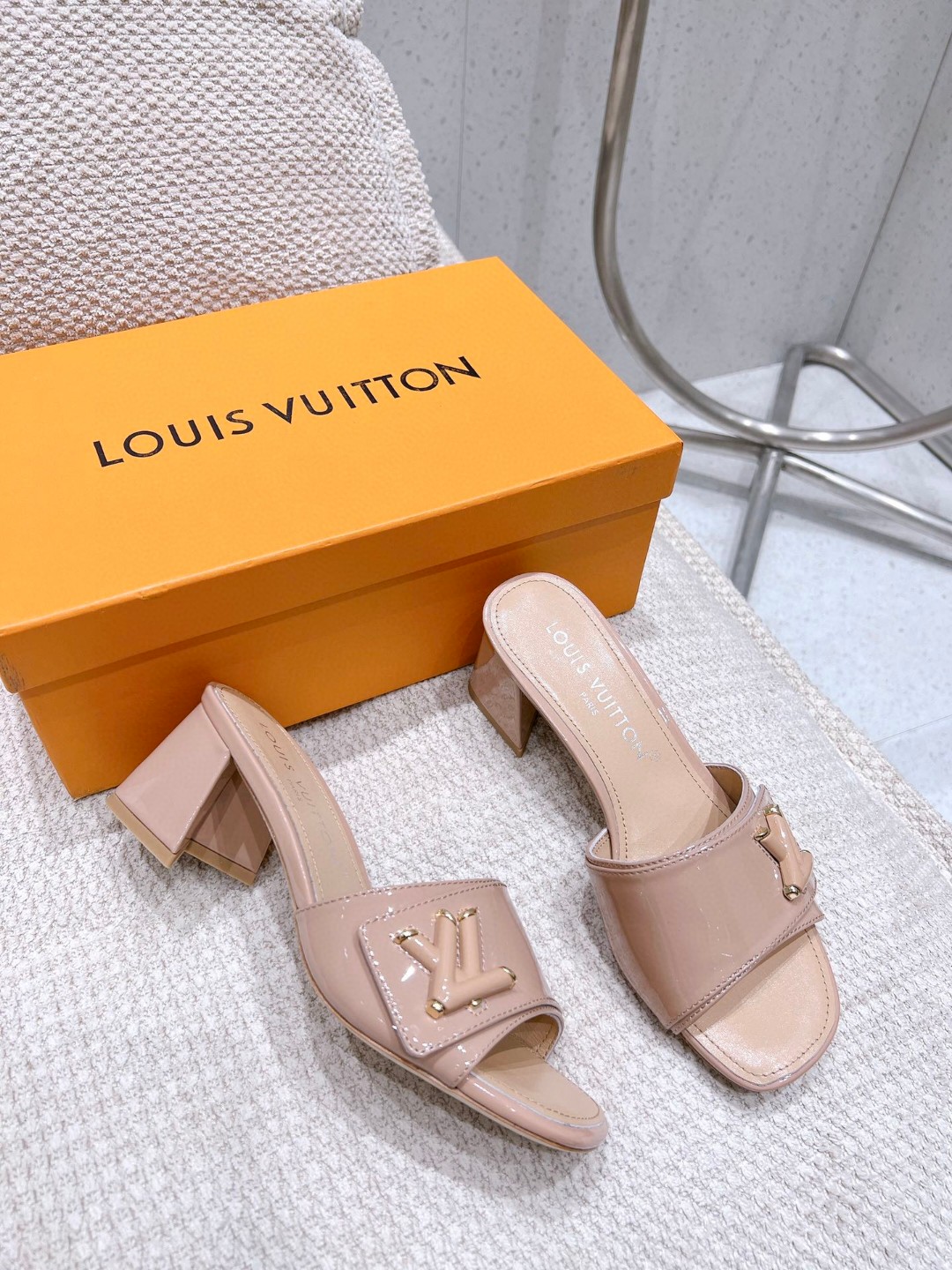 L0vis Vvtt0n Shake Mule Beige For Women