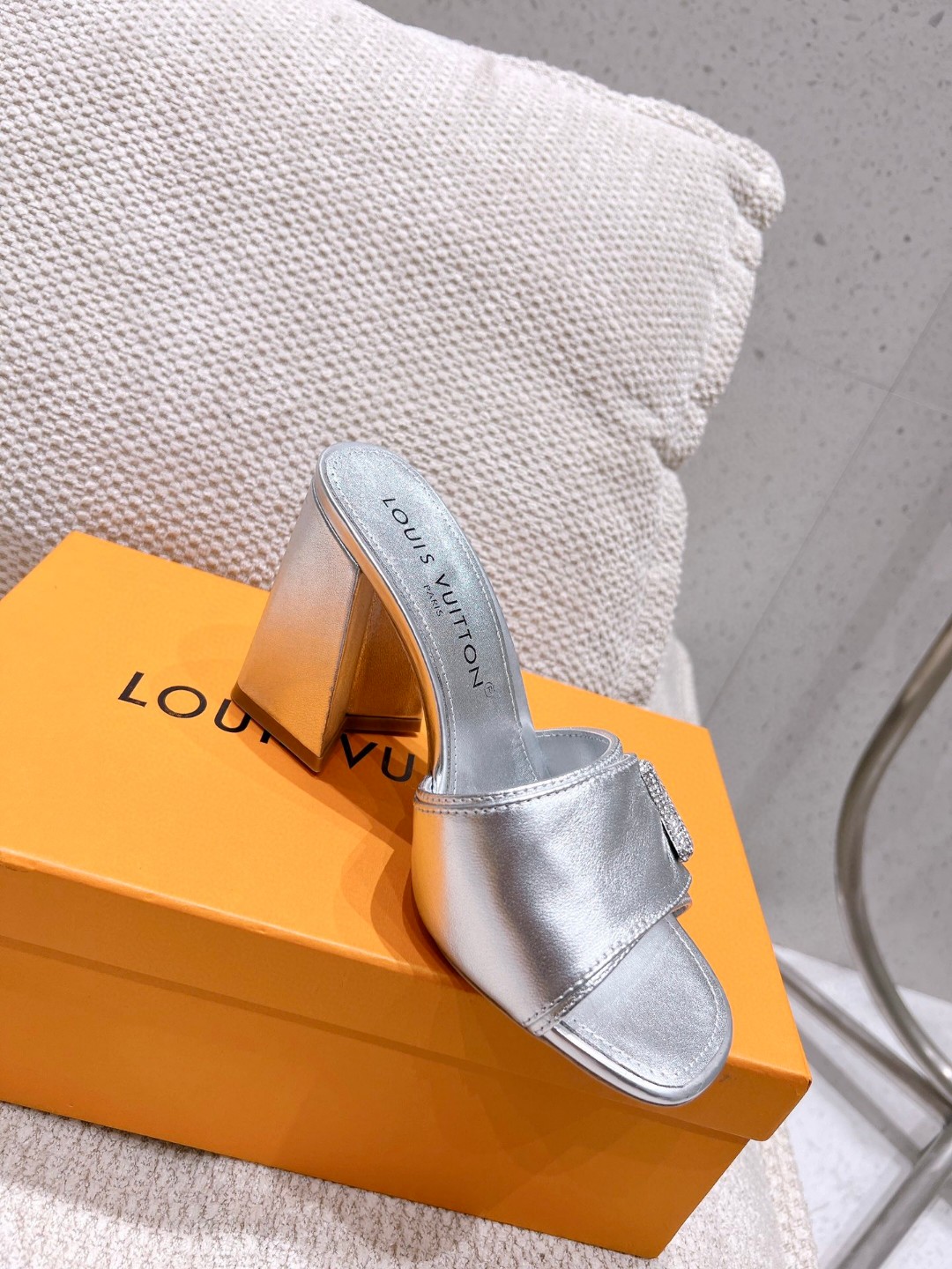 L0vis Vvtt0n Shake Mule Silver For Women 1AB1K9