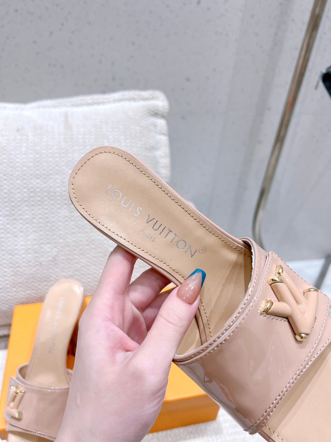 L0vis Vvtt0n Shake Mule Beige For Women