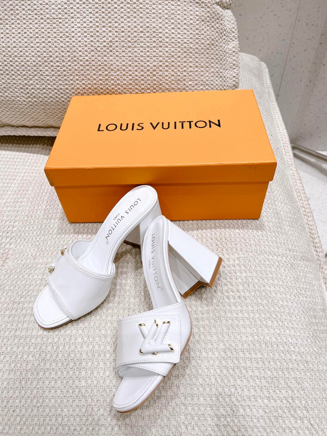 L0vis Vvtt0n Shake Mule White For Women