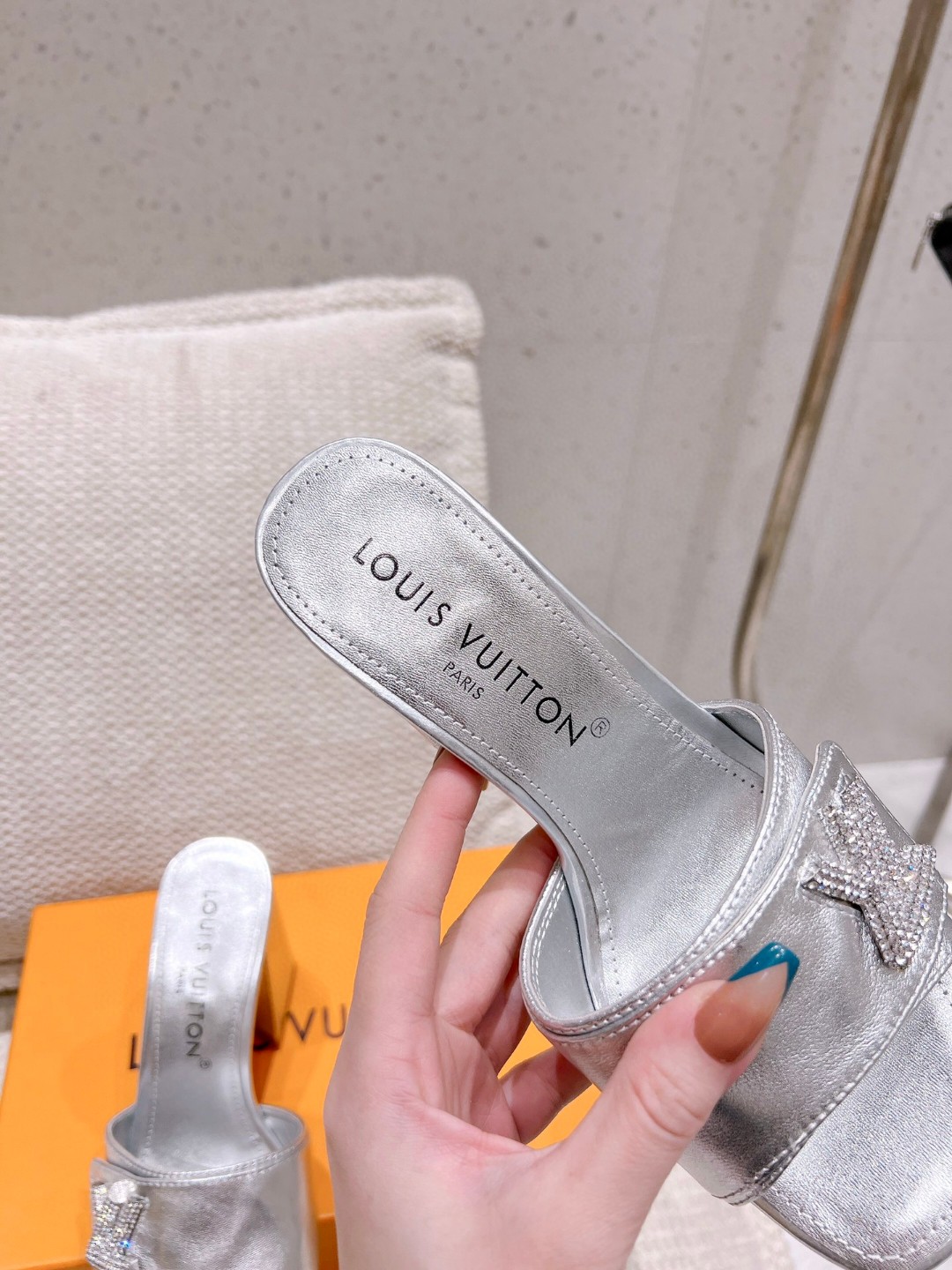 L0vis Vvtt0n Shake Mule Silver For Women 1AB1K9