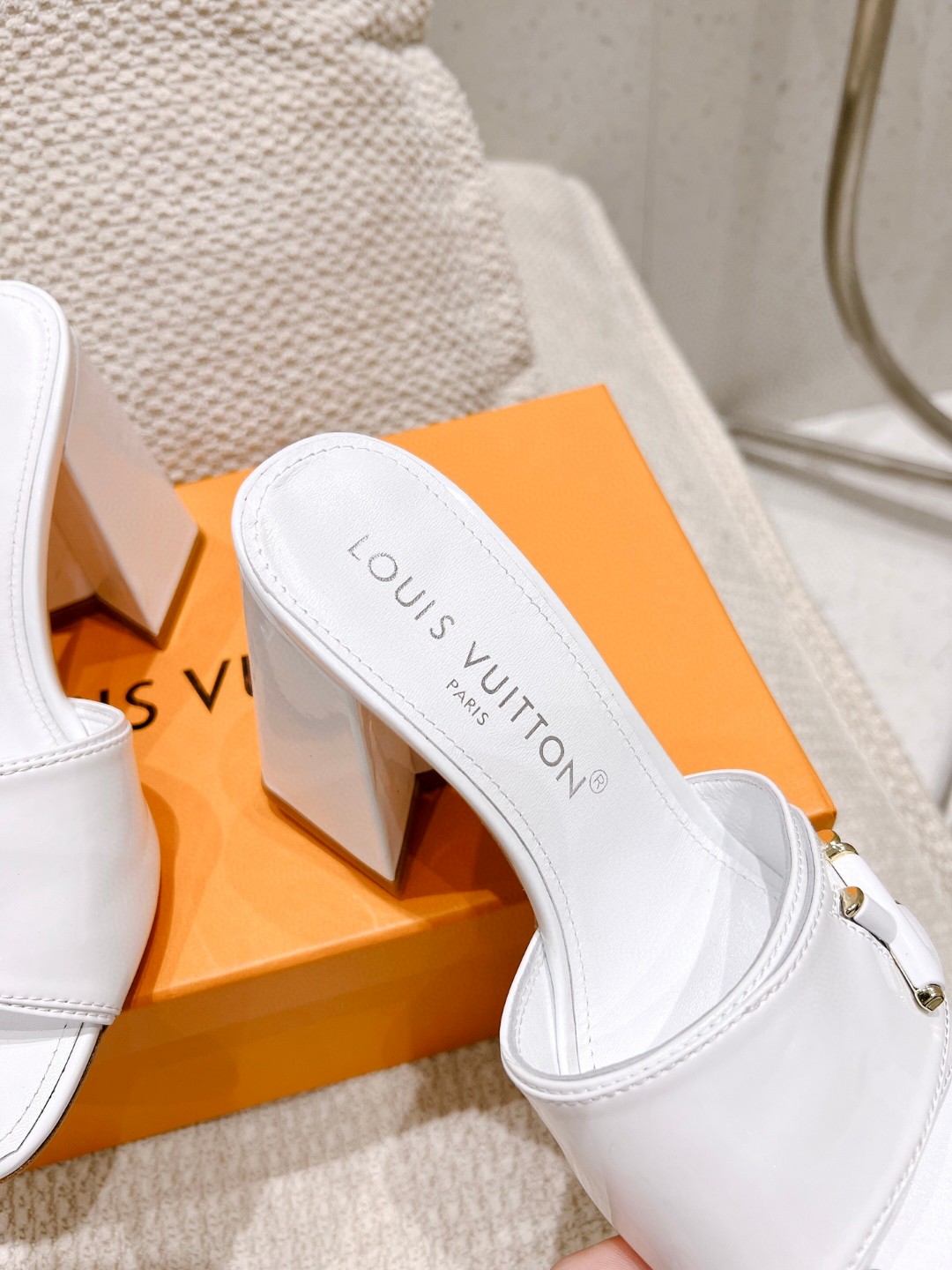 L0vis Vvtt0n Shake Mule White For Women