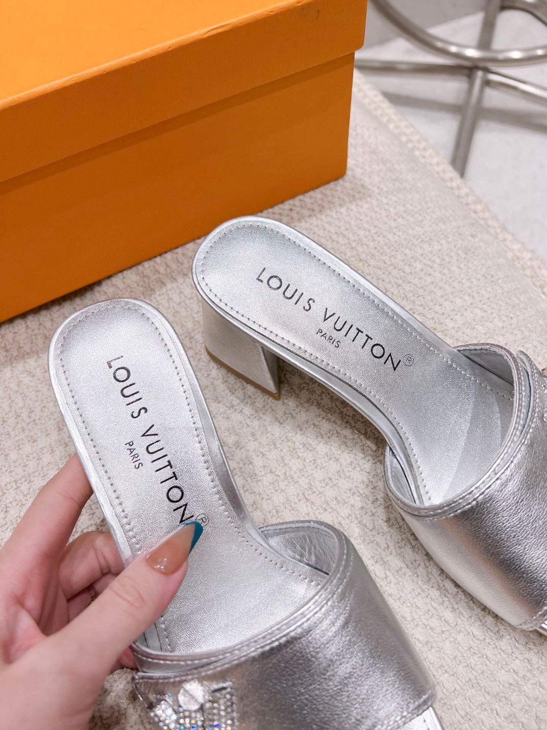 L0vis Vvtt0n Shake Mule Silver For Women 1AB2P1