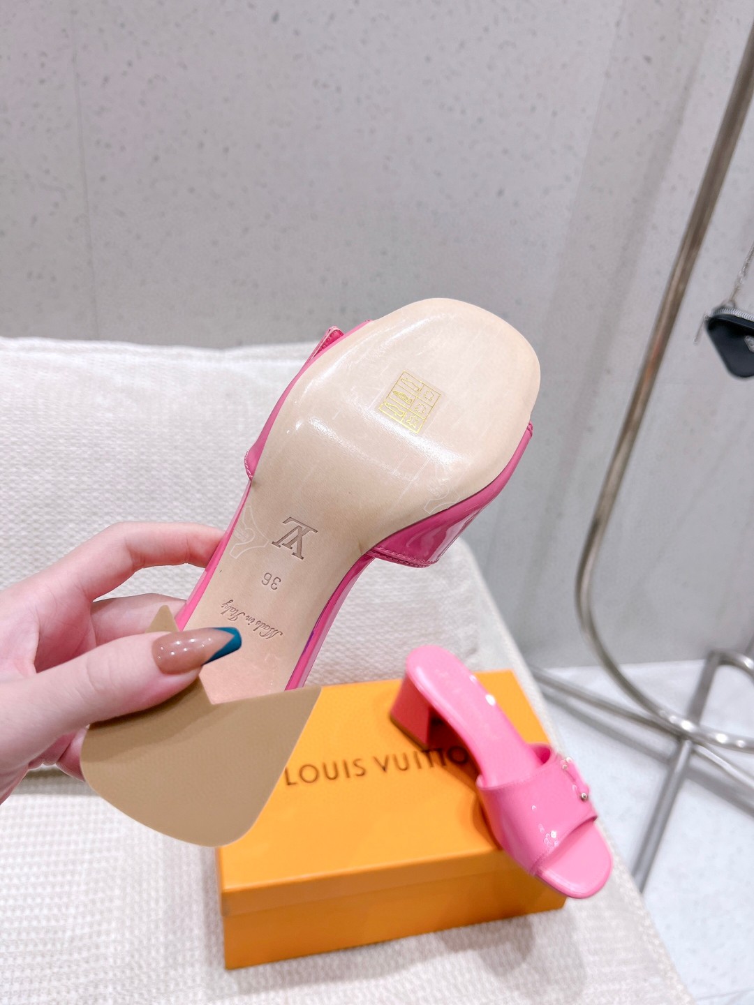 L0vis Vvtt0n Shake Mule Pink For Women