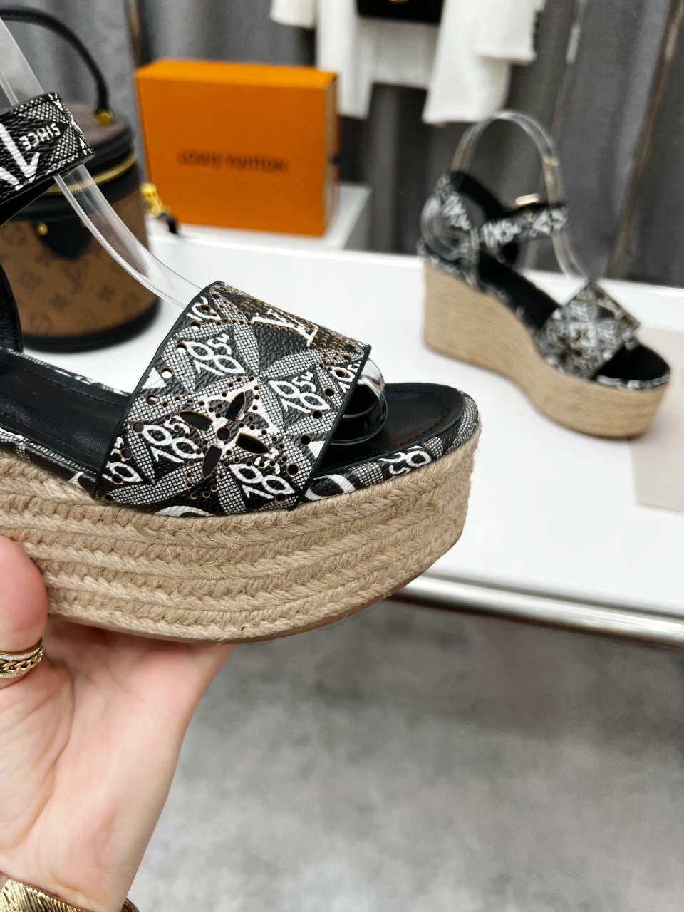 L0vis Vvtt0n Women’s Starboard Wedge Sandal Black And White For Women LV