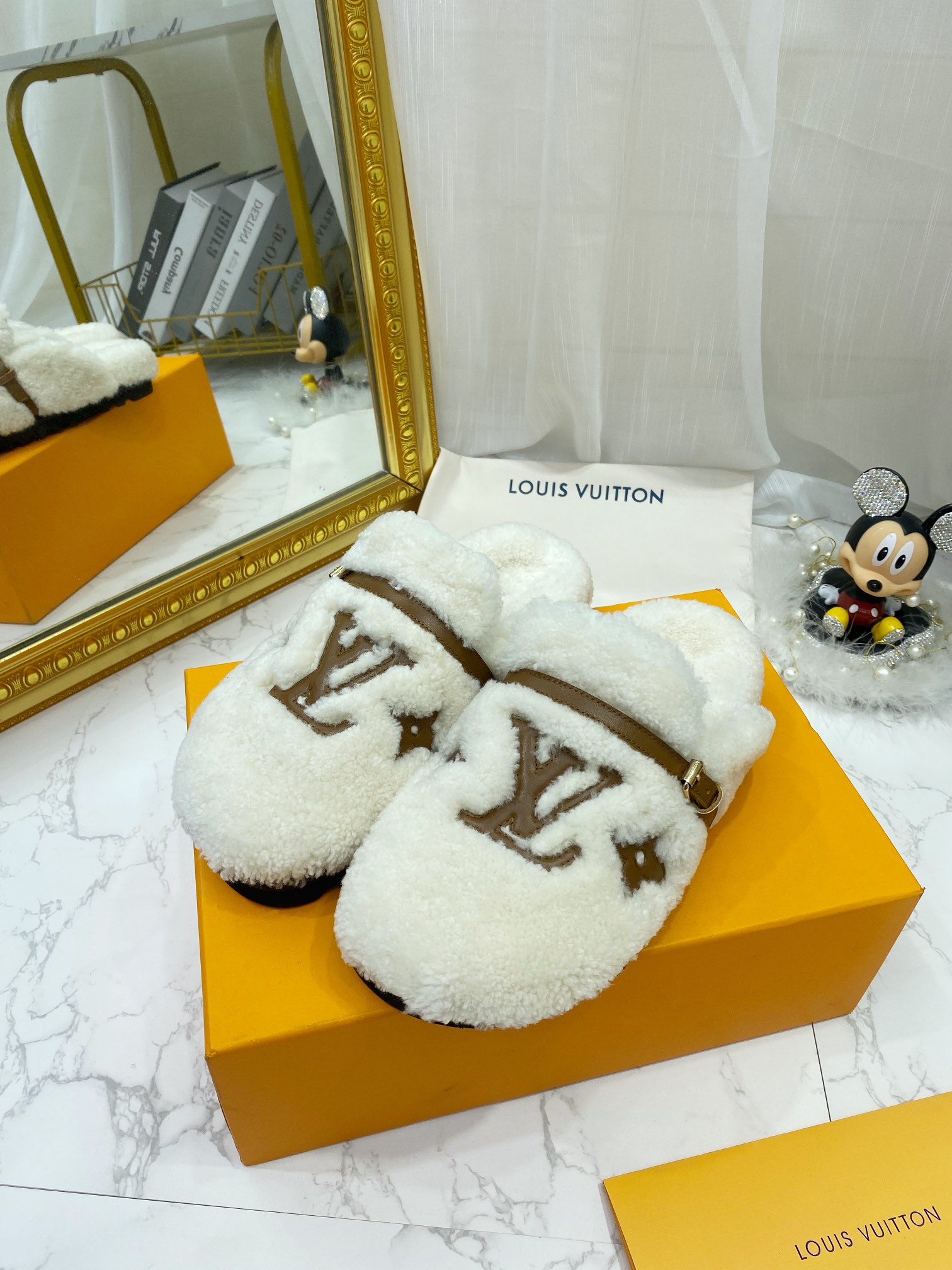 L0vis Vvtt0n Women’s Winterbreak Flat Comfort Mule White For Women LV