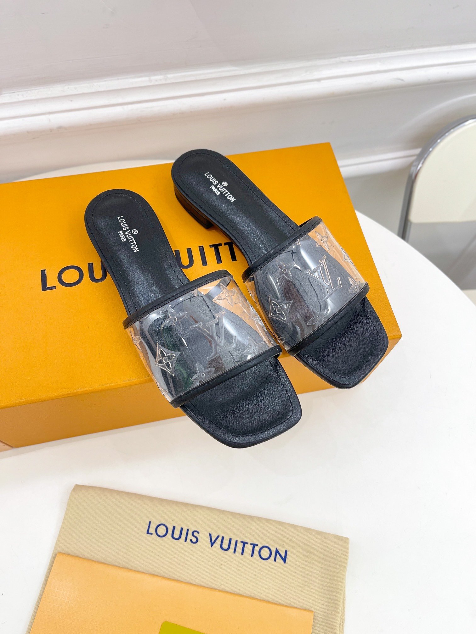 L0vis Vvtt0n Women’s Revival Flat Mule Black For Women LV