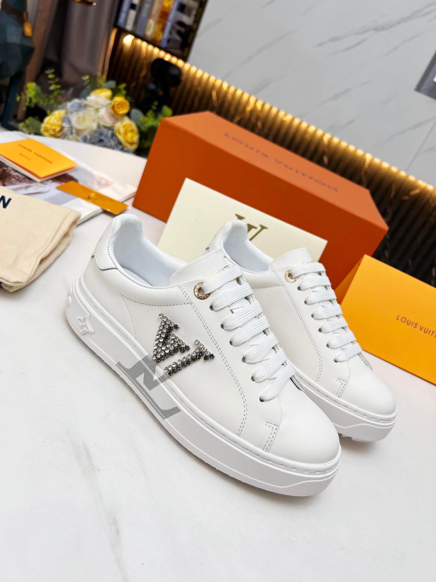 L0vis Vvtt0n Women’s Time Out Sneaker Sliver For Women LV 1A9Q2G
