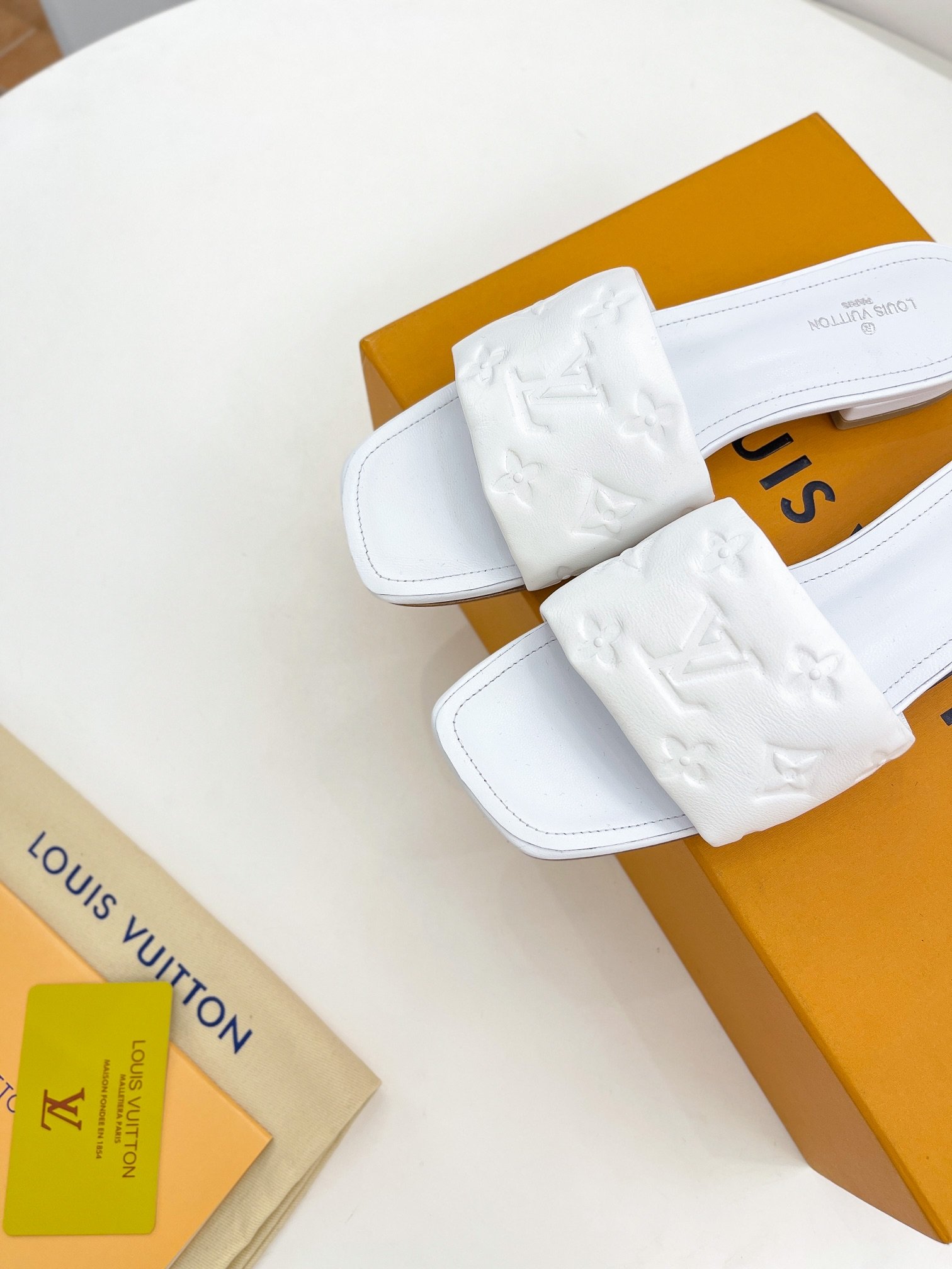 L0vis Vvtt0n Women’s Revival Flat Mule White For Women LV 1A9P4P