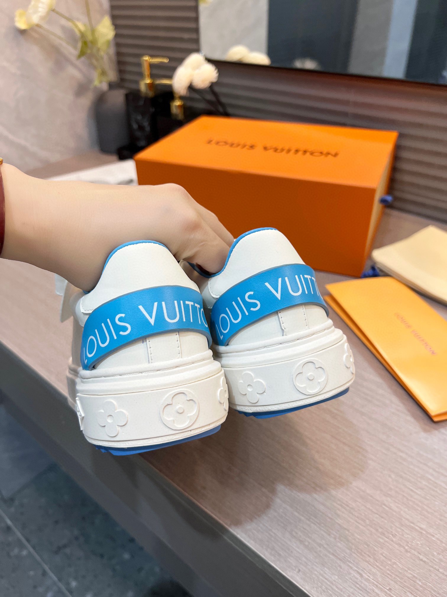 L0vis Vvtt0n Women’s Time Out Sneaker Blue For Women LV