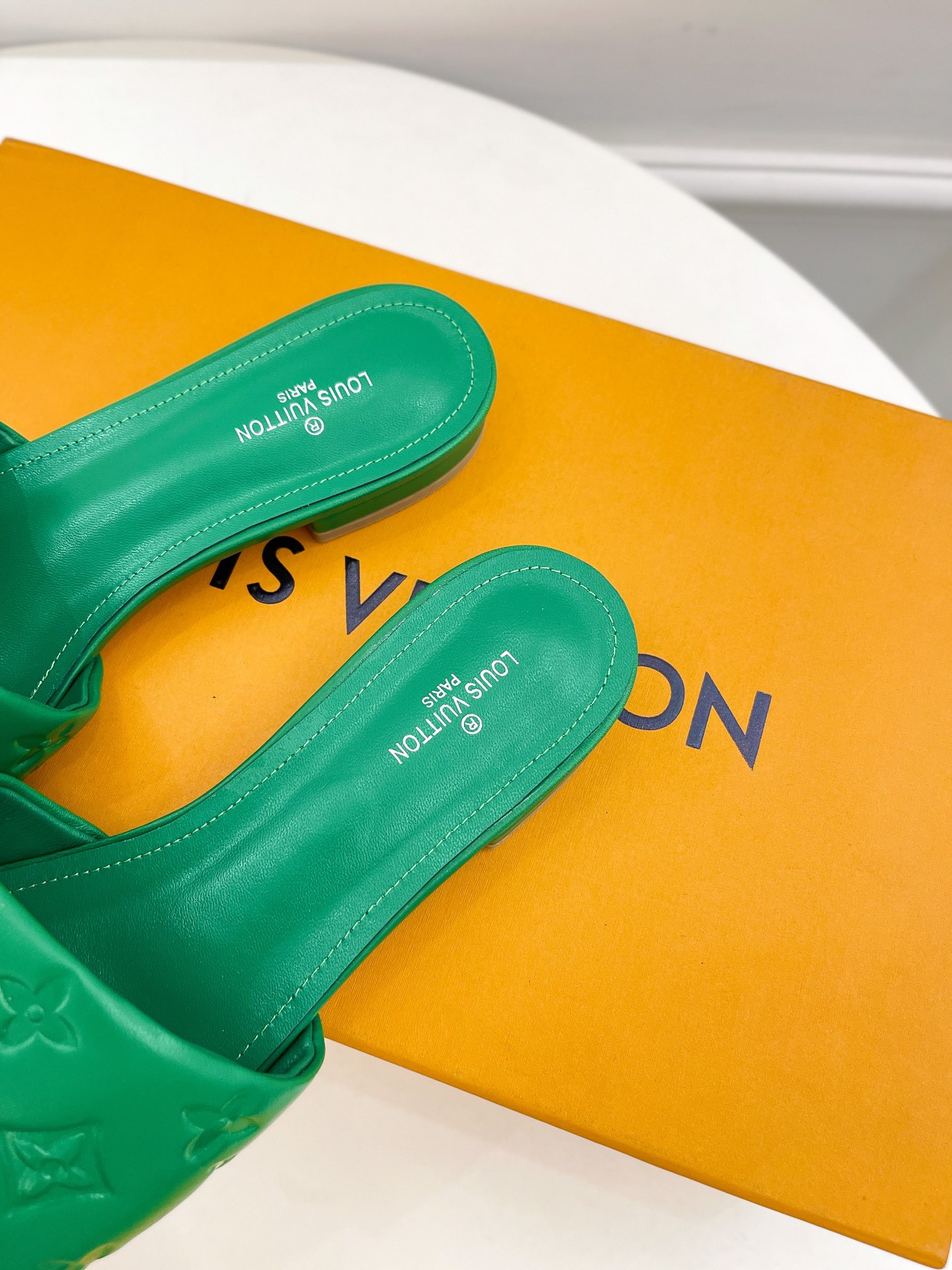 L0vis Vvtt0n Women’s Revival Flat Mule Green For Women LV 1A9P5L