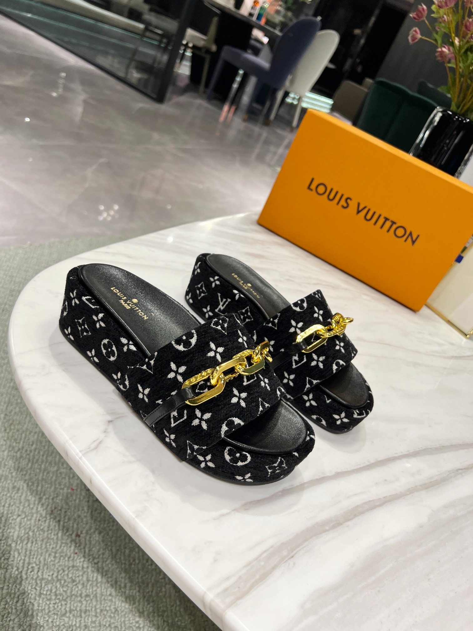 L0vis Vvtt0n Jumbo Flatform Mule Black For Women LV