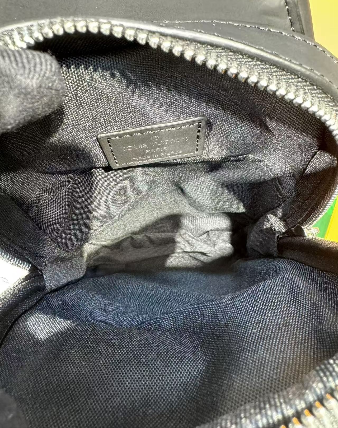 L0vis Vvtt0n Avenue NM Slingbag Black For Men 31cm/12.2in