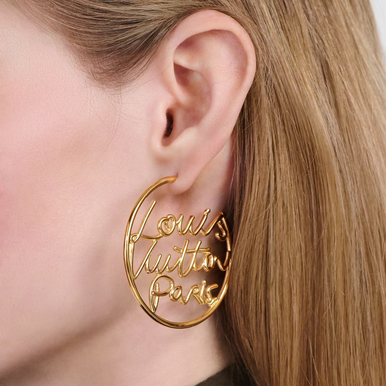 L0vis Vvtt0n Script Earrings Gold-Toned For Women – M03239