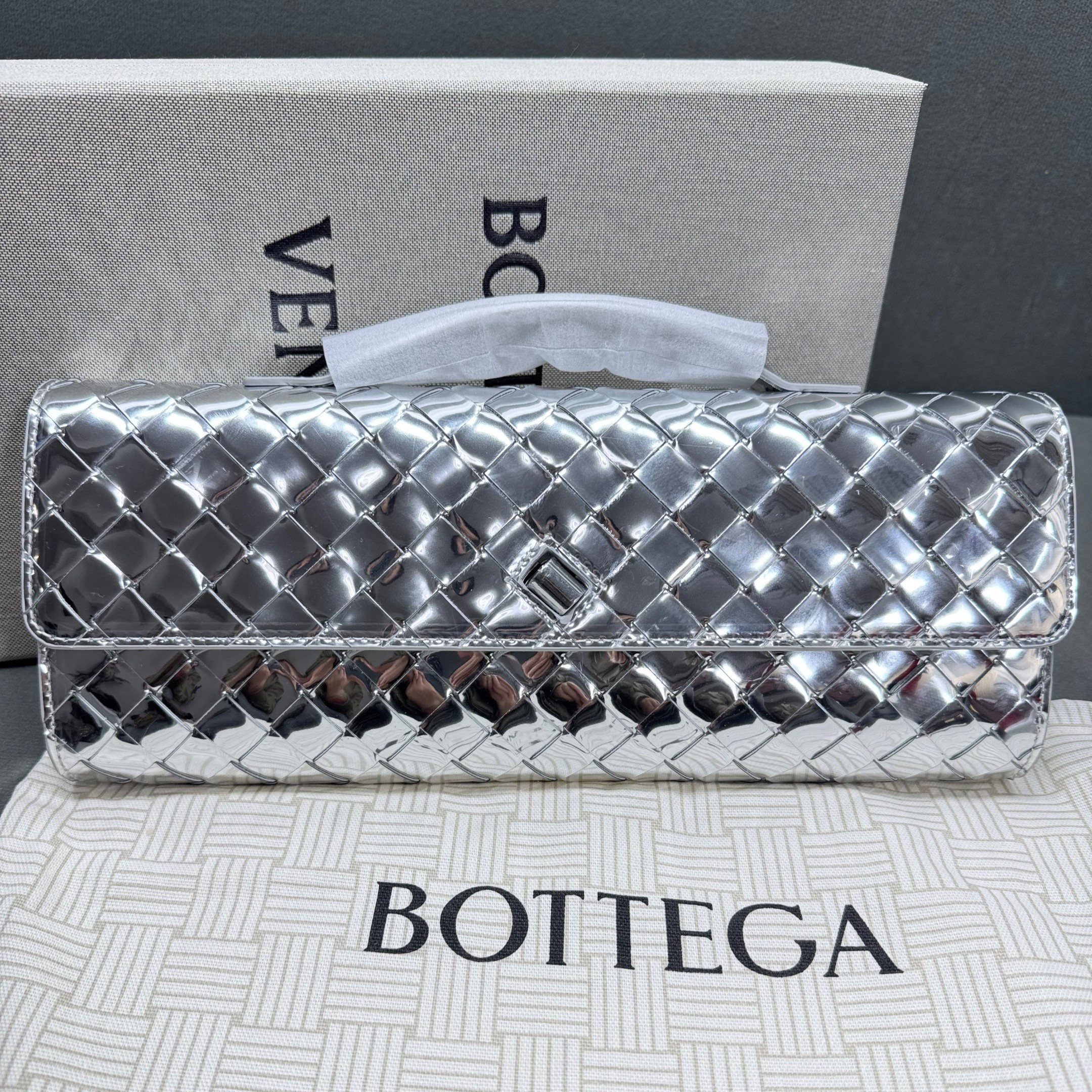 B0tt*ga Ven*ta Andiamo Clutch 12.2in/ 31cm Silver Metallic Silver Hardware For Women