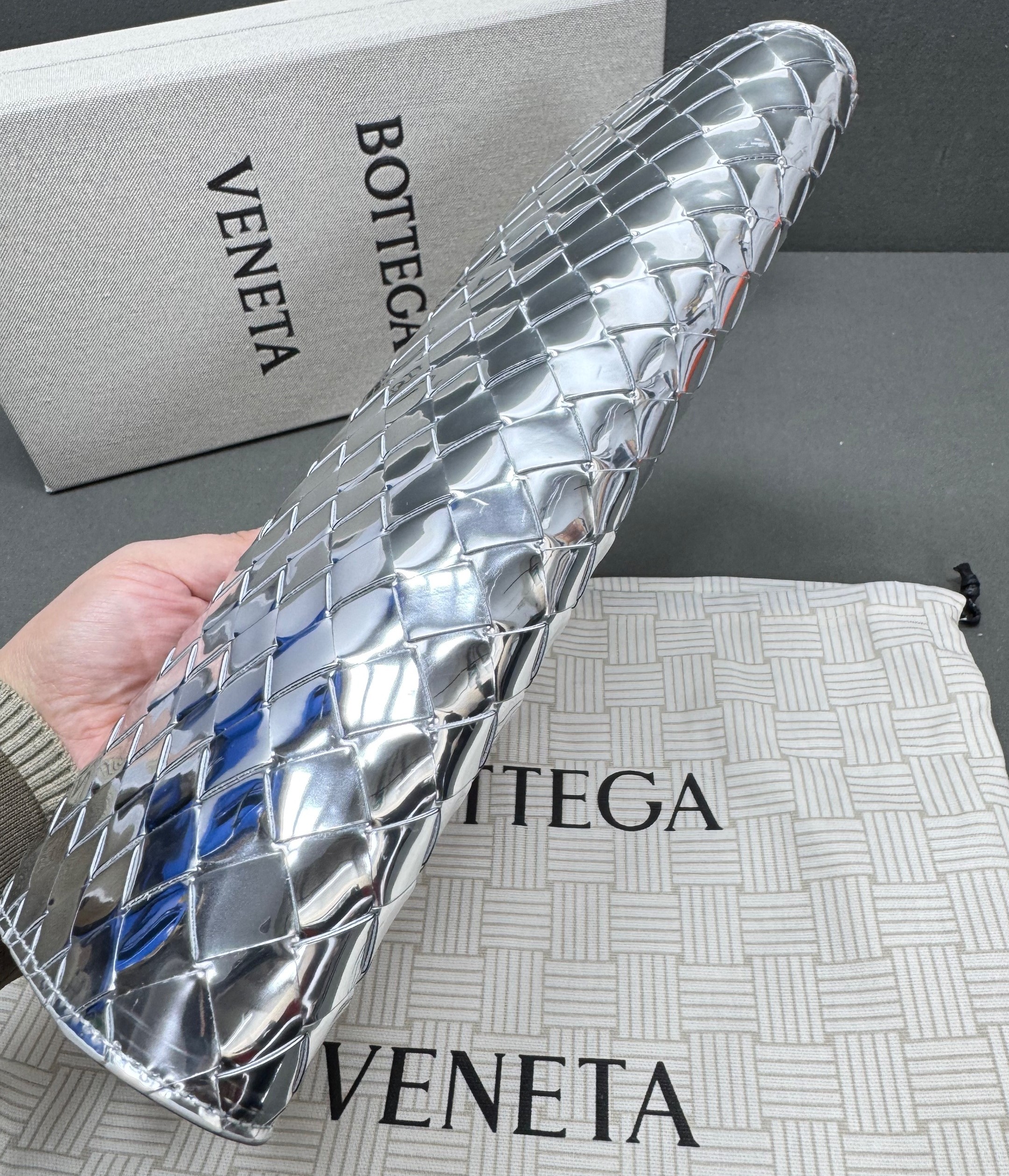 B0tt*ga Ven*ta Andiamo Clutch 12.2in/ 31cm Silver Metallic Silver Hardware For Women