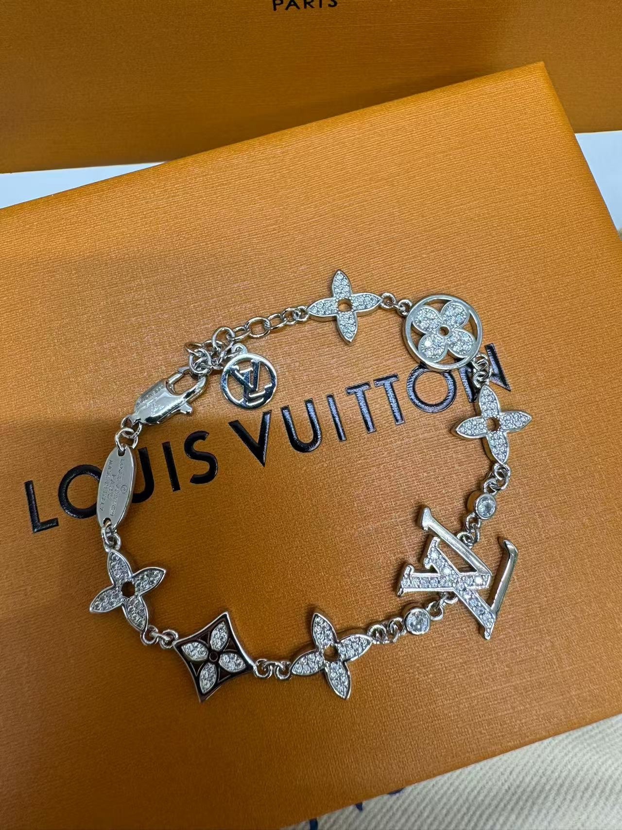L0vis Vvtt0n Bracelet